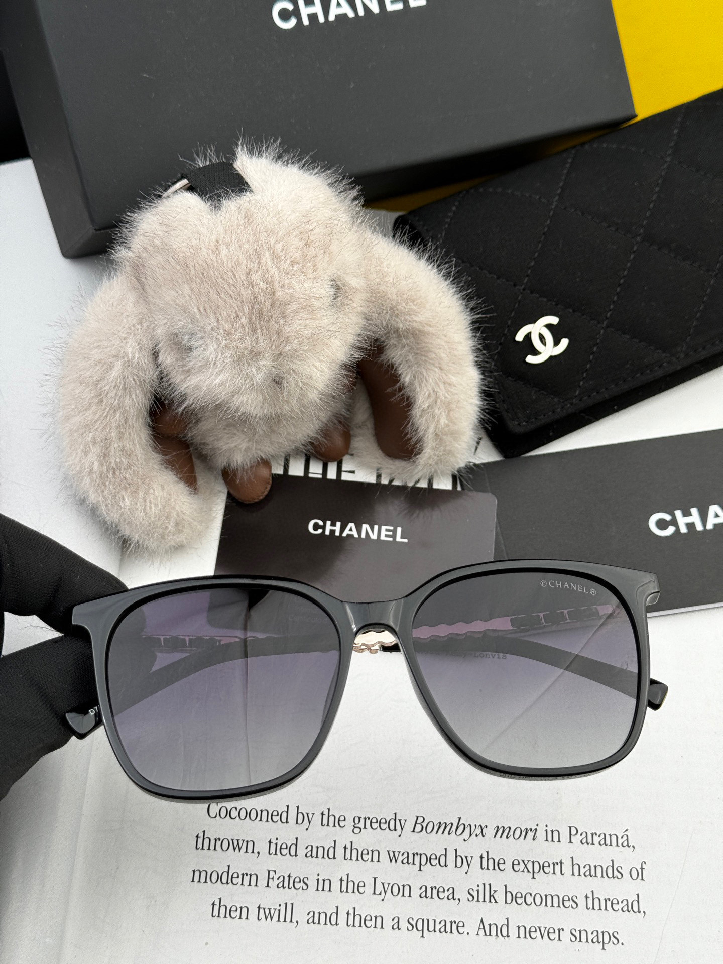  新品CHANEL 香奈儿太阳镜以独特魅力和前卫风格诠释春夏最新眼镜，以方框设计两边经典小香珍珠做点缀，