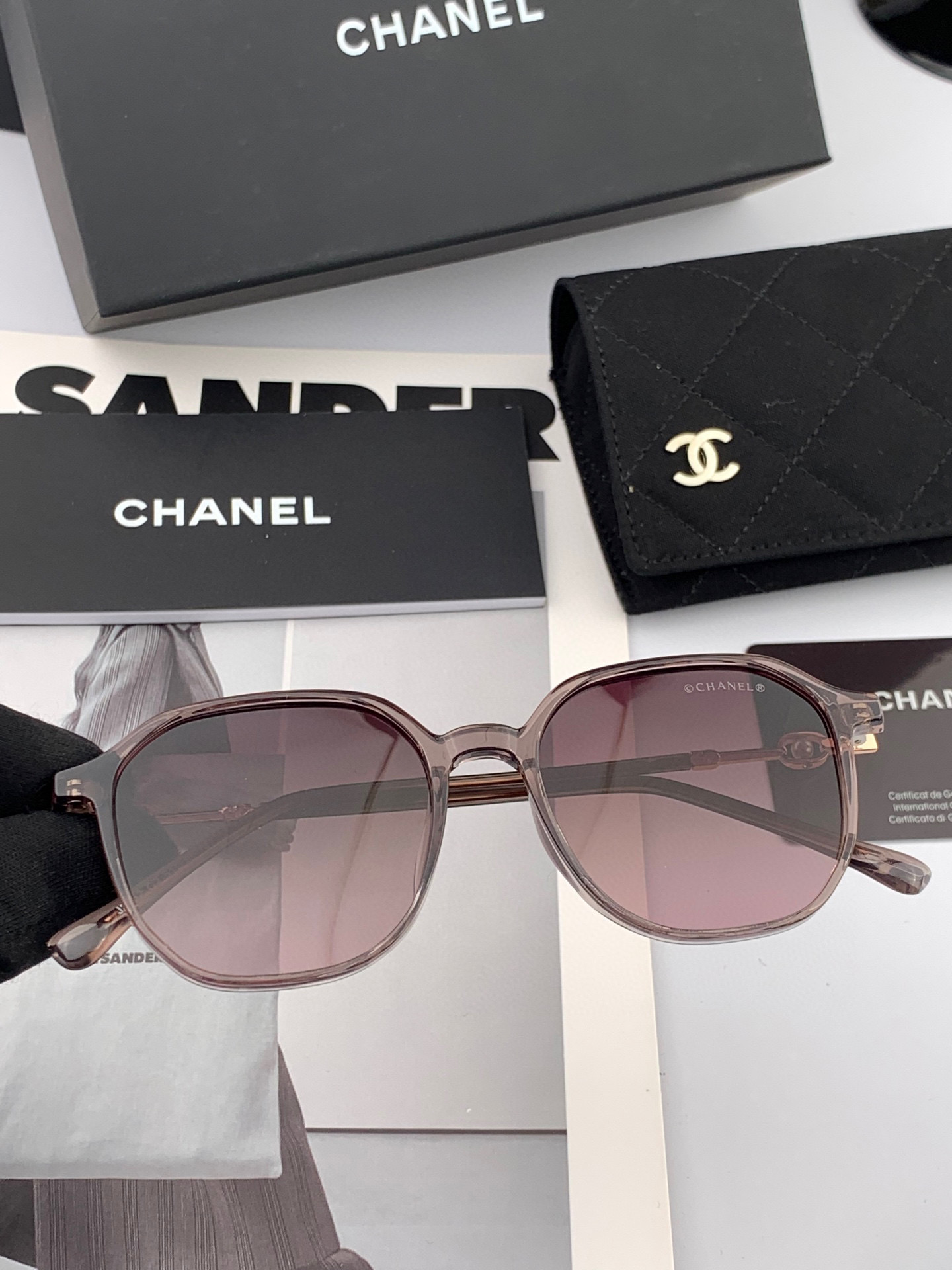  新品CHANEL 香奈儿太阳镜以独特魅力和前卫风格诠释春夏最新眼镜，以方框设计两边经典小香珍珠做点缀，
