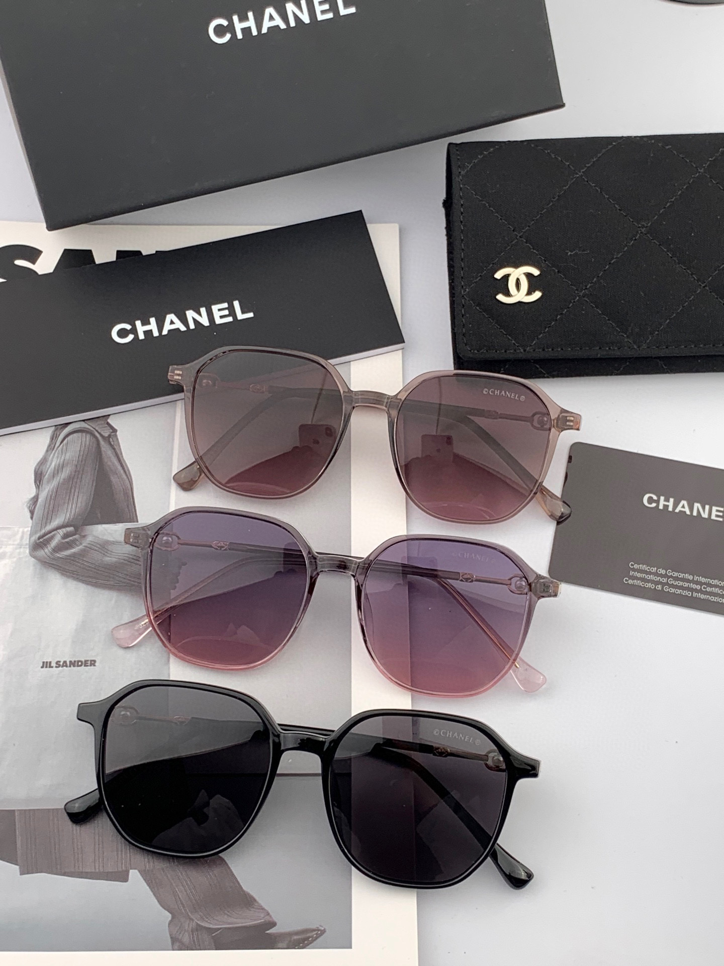  新品CHANEL 香奈儿太阳镜以独特魅力和前卫风格诠释春夏最新眼镜，以方框设计两边经典小香珍珠做点缀，