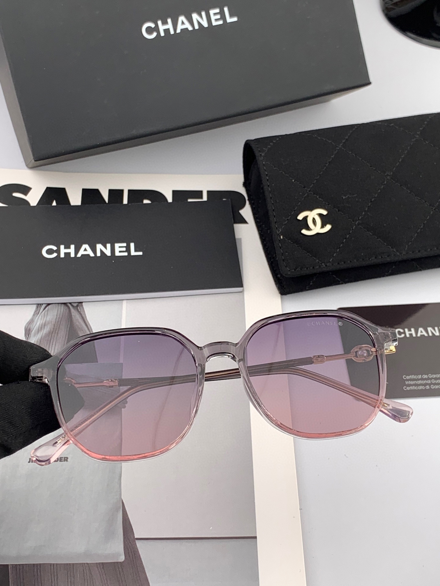  新品CHANEL 香奈儿太阳镜以独特魅力和前卫风格诠释春夏最新眼镜，以方框设计两边经典小香珍珠做点缀，