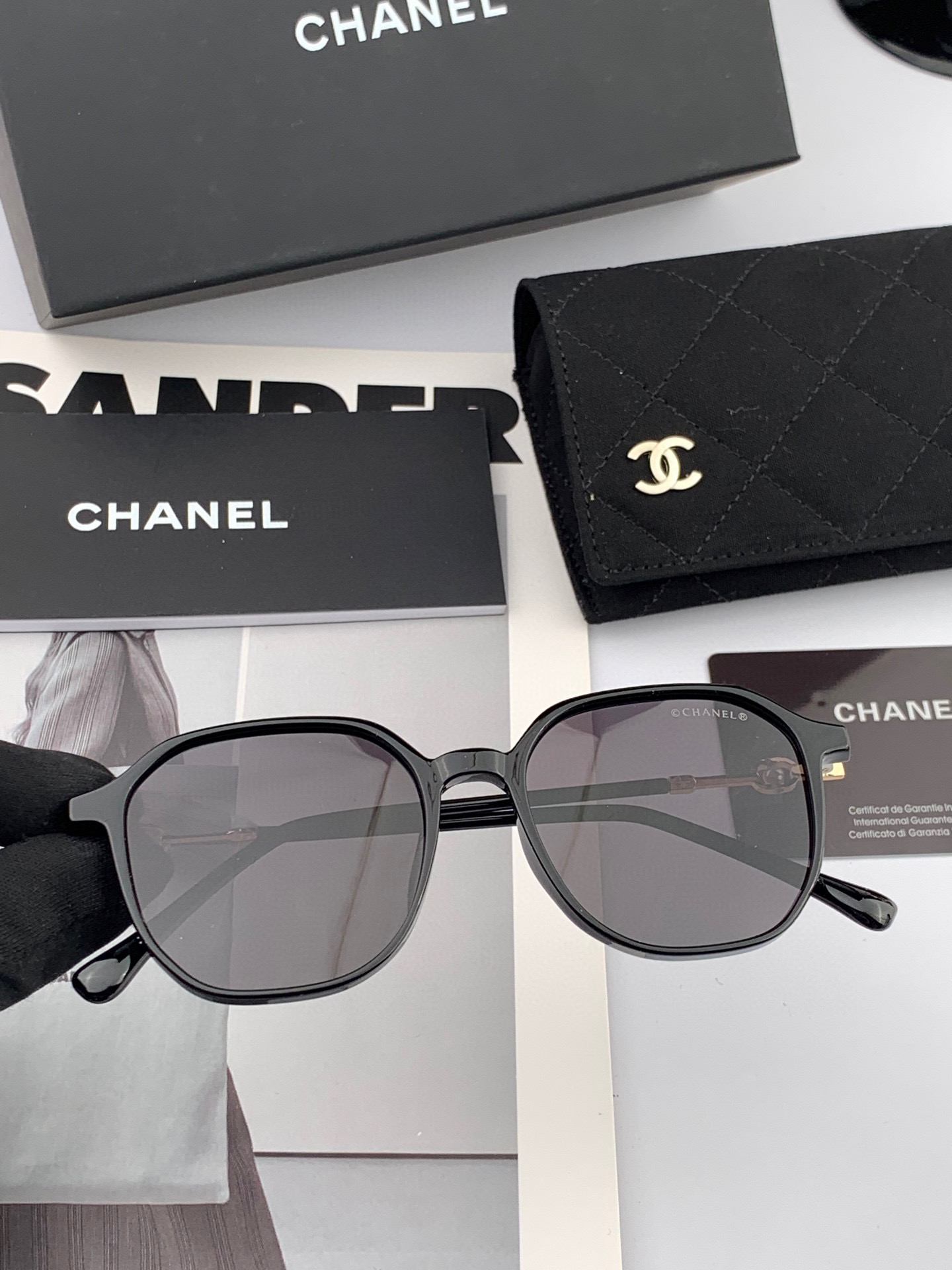  新品CHANEL 香奈儿太阳镜以独特魅力和前卫风格诠释春夏最新眼镜，以方框设计两边经典小香珍珠做点缀，