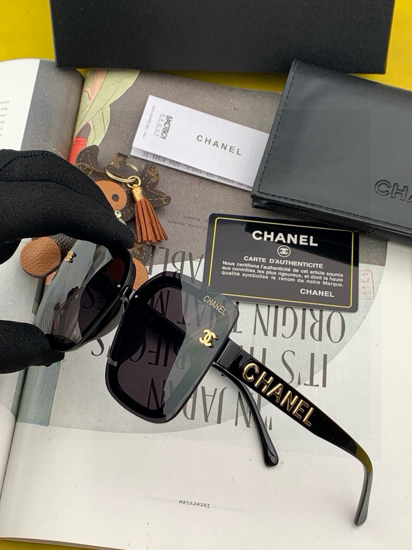    Chanel大框太阳镜墨镜  经典的方框设计，不挑脸型，无论搭配大衣还是连衣裙都非常显气质偏光镜片