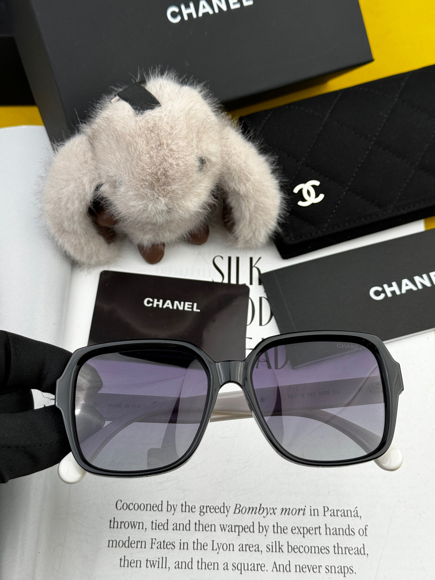 【CHANEL】香奈儿 2025新款潮流爆款 时尚方框太阳镜 佩戴舒适 网红潮款墨镜  女士高清加厚偏