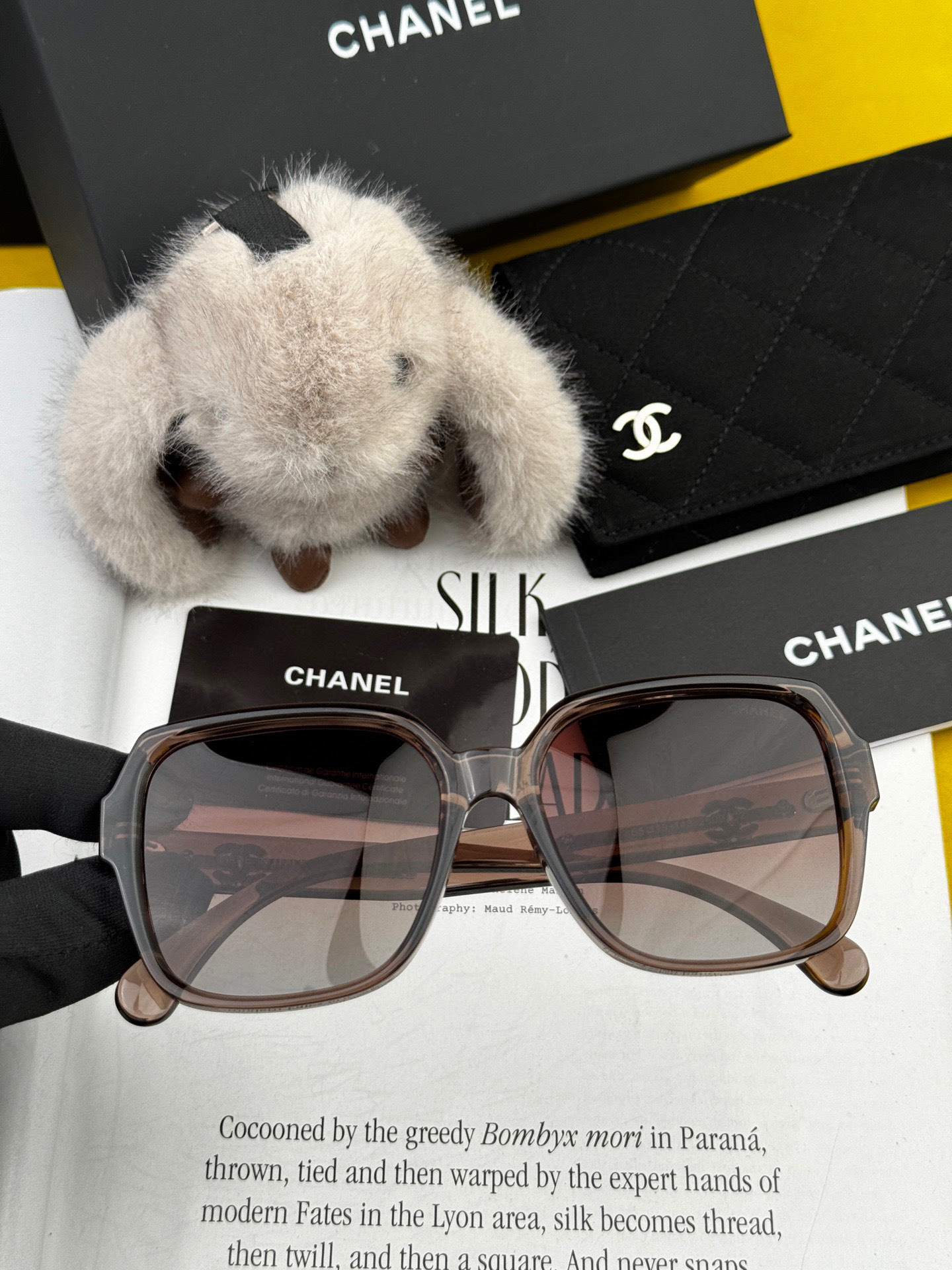  【CHANEL】香奈儿 2025新款潮流爆款 时尚方框太阳镜 佩戴舒适 网红潮款墨镜  女士高清加厚偏