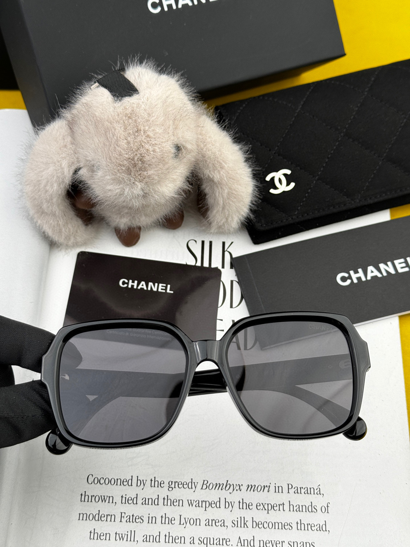  【CHANEL】香奈儿 2025新款潮流爆款 时尚方框太阳镜 佩戴舒适 网红潮款墨镜  女士高清加厚偏