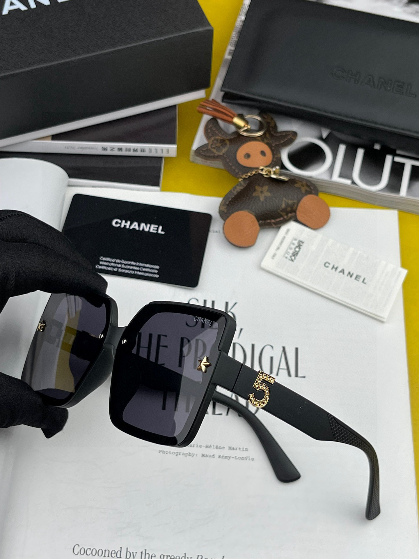   【CHANEL】香奈儿 2025新款潮流爆款 时尚方框太阳镜 佩戴舒适 网红潮款墨镜  女士高清加厚