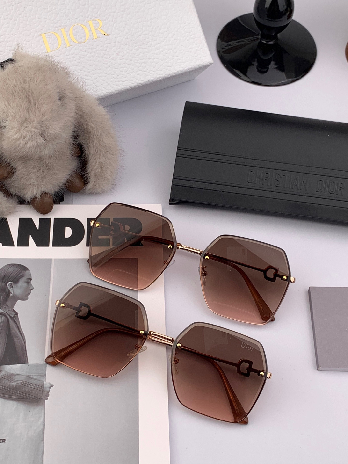   DIOR 2025新款女士方框太阳眼镜 开车墨镜 新款金属无框太阳镜  时尚大方 舒适轻盈 精致奢华