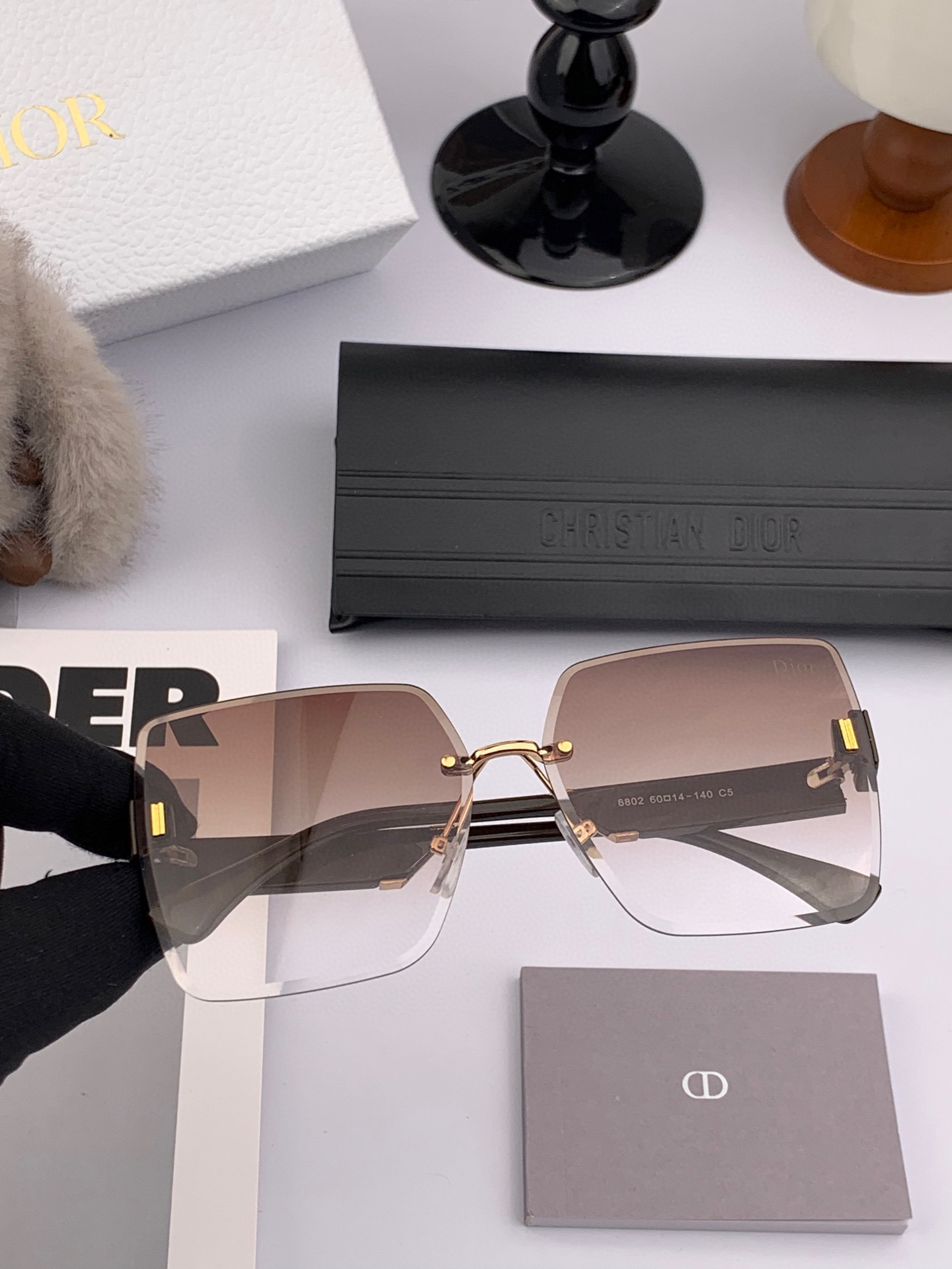  DIOR 2025新款女士方框太阳眼镜 开车墨镜 新款金属无框太阳镜  时尚大方 舒适轻盈 精致奢华 