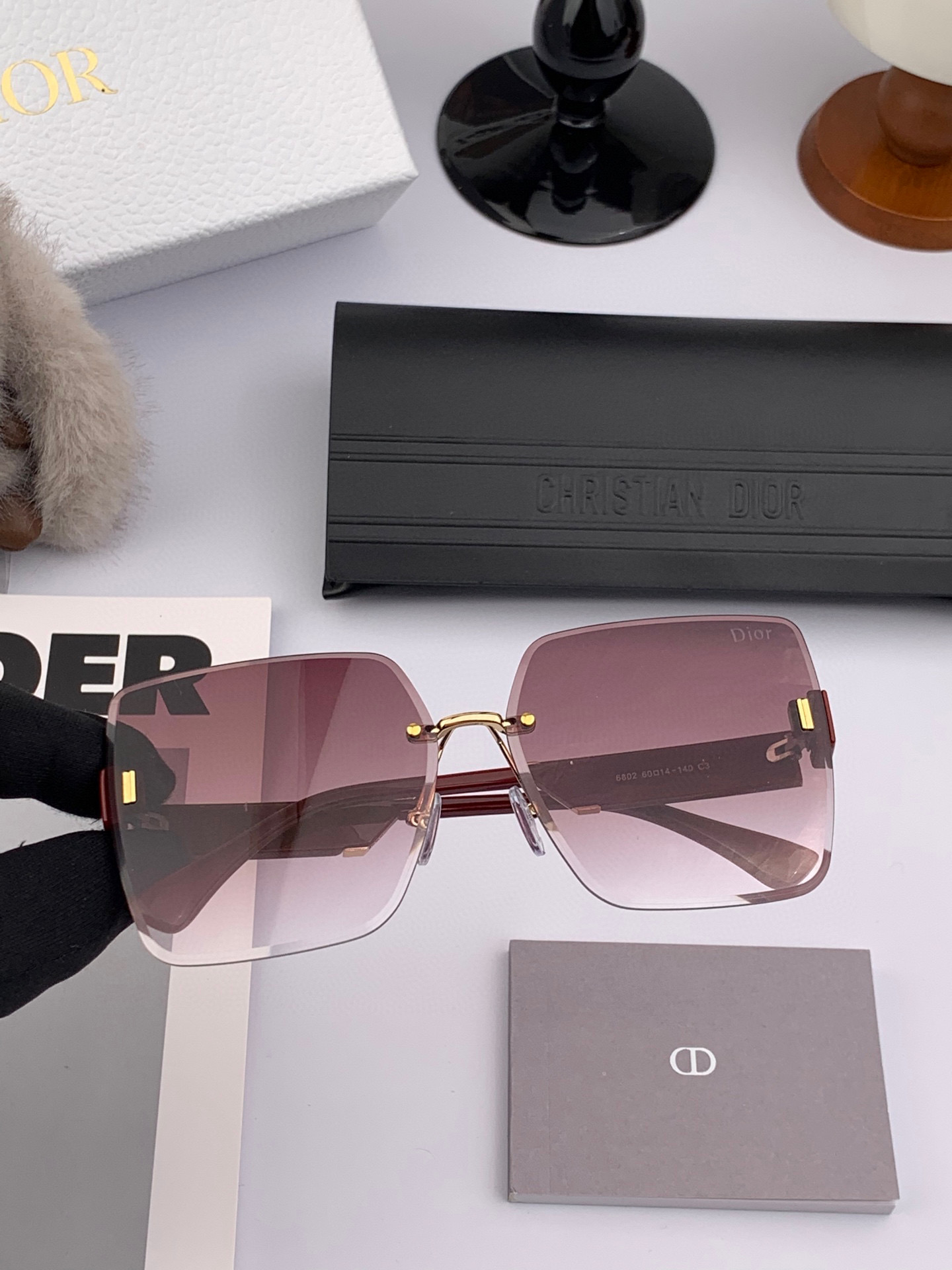  DIOR 2025新款女士方框太阳眼镜 开车墨镜 新款金属无框太阳镜  时尚大方 舒适轻盈 精致奢华 