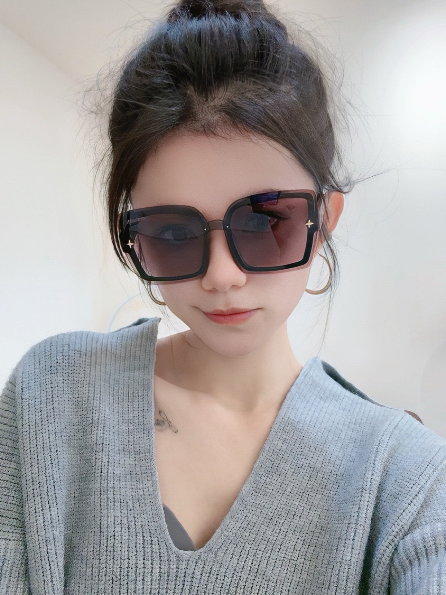   lv大框太阳镜墨镜经典的方框设计，不挑脸型，无论搭配大衣还是连衣裙都非常显气质预防紫外线  型号：L