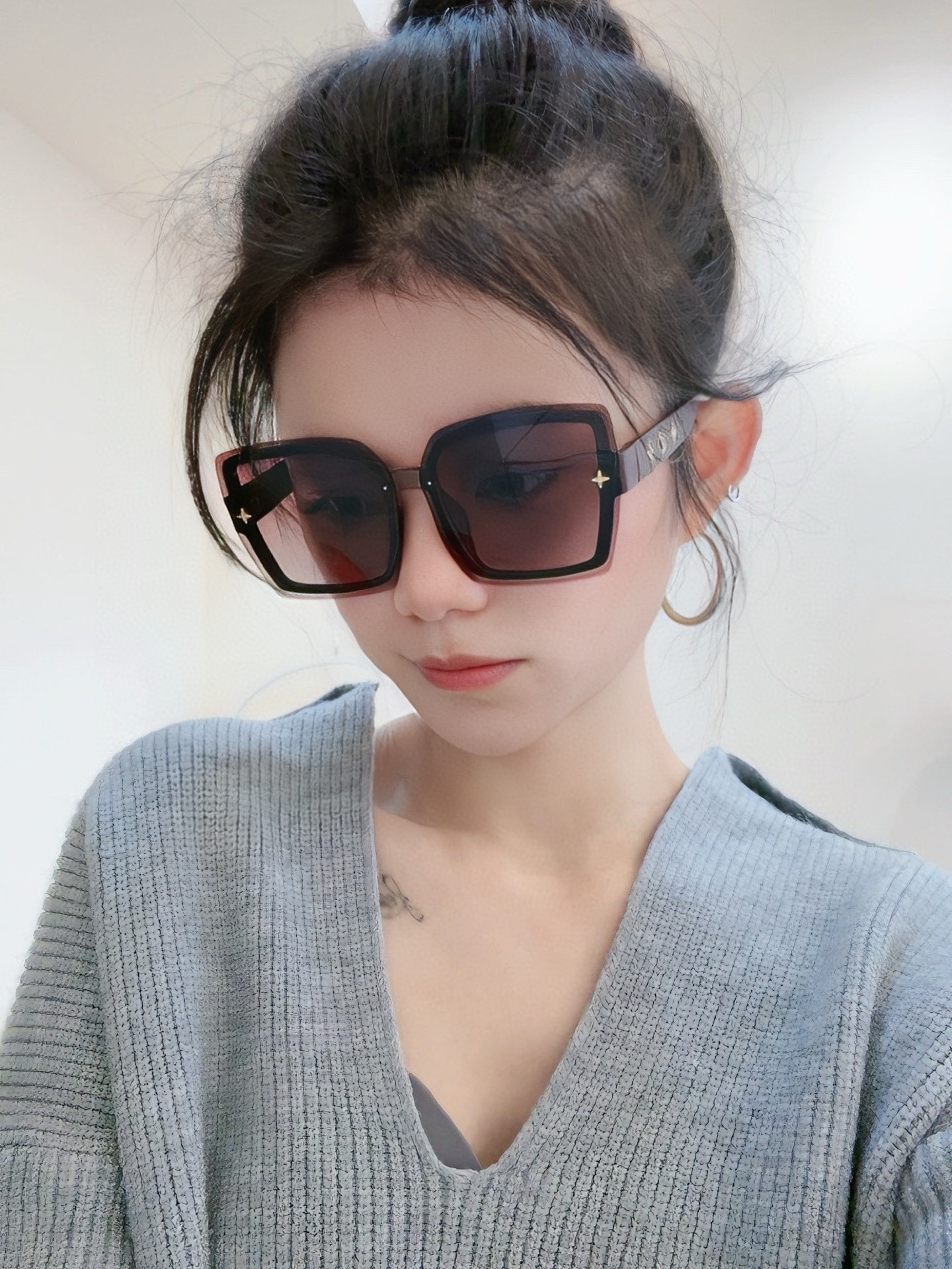   lv大框太阳镜墨镜经典的方框设计，不挑脸型，无论搭配大衣还是连衣裙都非常显气质预防紫外线  型号：L