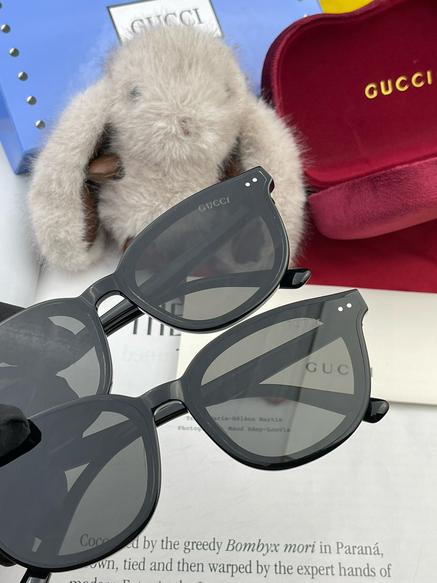  GUCCI2025开春新款一体镜 大框太阳镜男女同款 😎 
爆款大框尼龙太阳镜 超逼格超酷 
镜腿品牌
