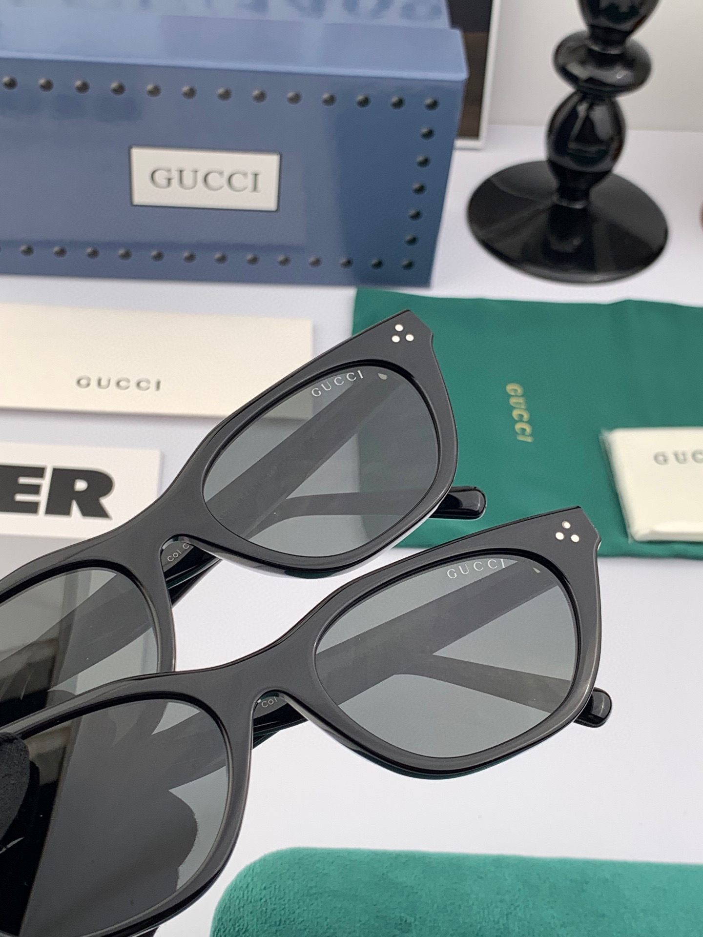  GUCCI2025开春新款一体镜 大框太阳镜男女同款 😎 
爆款大框尼龙太阳镜 超逼格超酷 
镜腿品牌