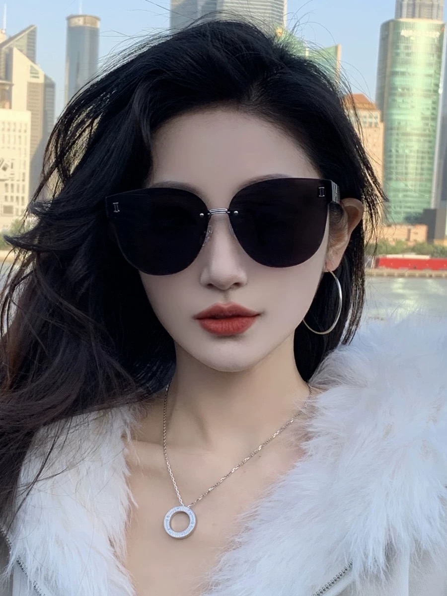   爱马仕   经典的方框设计，不挑脸型，无论搭配大衣还是连衣裙都非常显气质镜片预防紫外线 型号：H01