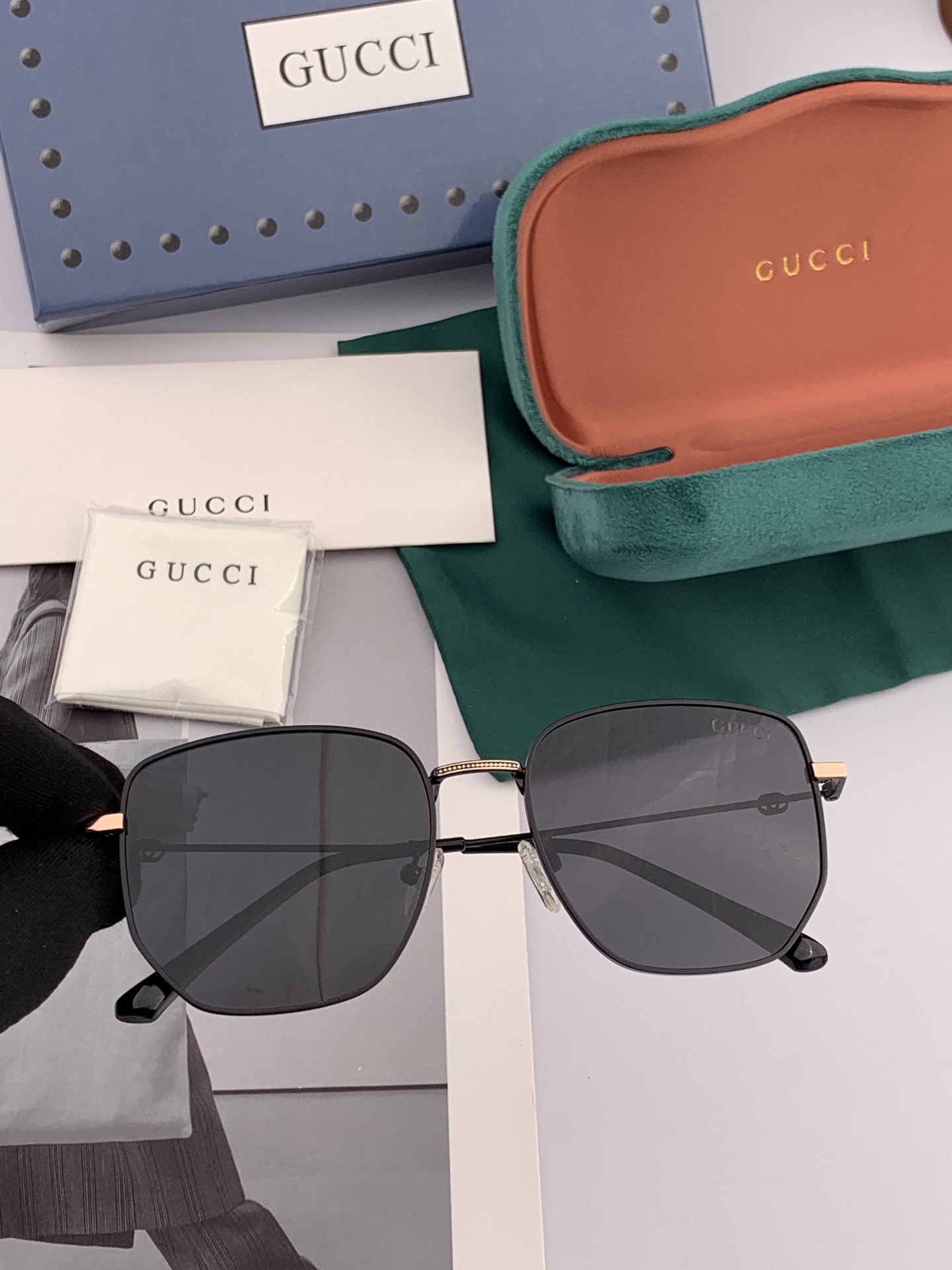  Gucci   经典的方框设计，不挑脸型，无论搭配大衣还是连衣裙都非常显气质尼龙偏光镜片预防紫外线 型