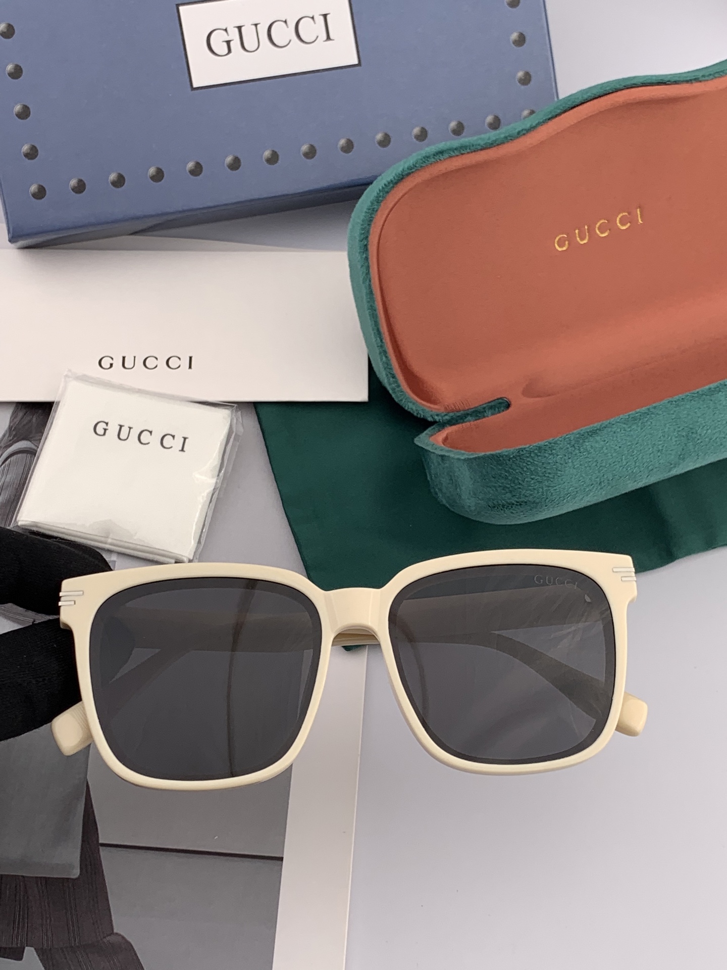  GUCCI 2025开春新款 最新款方框太阳镜 各路网红纷纷带起气场满分‼️ 俏皮甜美.上脸效果更佳.