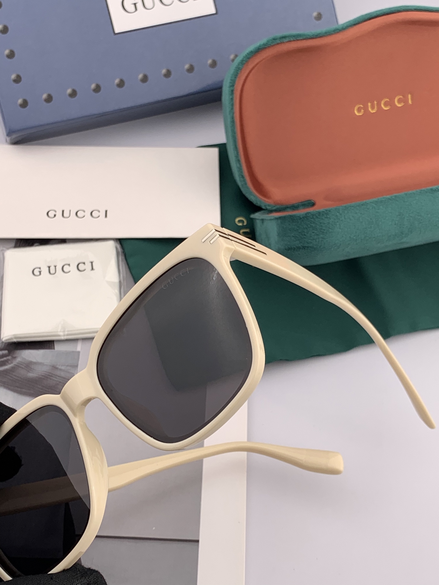  GUCCI 2025开春新款 最新款方框太阳镜 各路网红纷纷带起气场满分‼️ 俏皮甜美.上脸效果更佳.