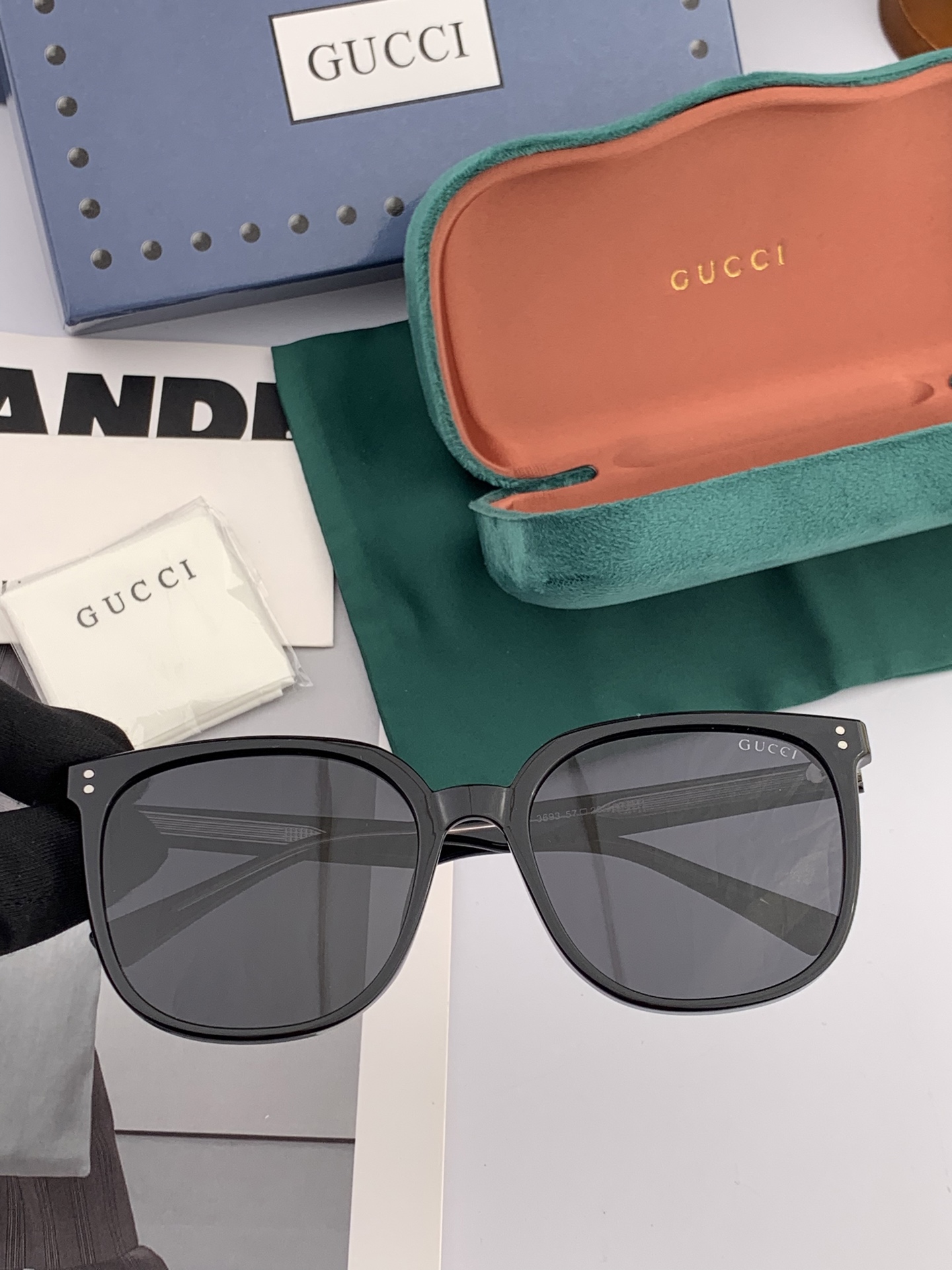  2025新款 爱马仕女士偏光太阳镜🕶️ 宝丽来高清镜片🎉高品质TR-90镜框 时尚百搭！
型号：H47