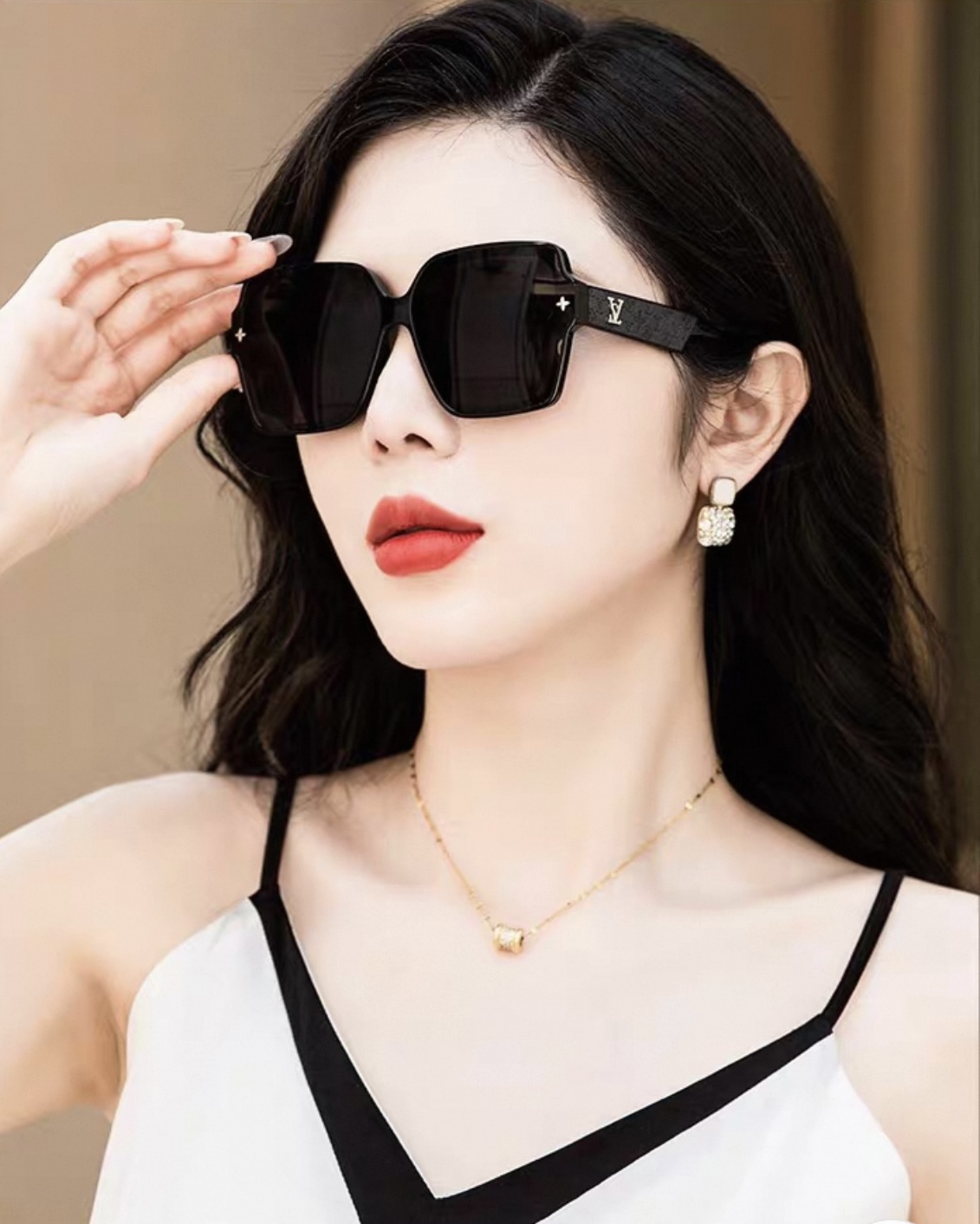  LV 2025新款女士方框太阳眼镜 开车墨镜 新款太阳镜  时尚大方 舒适轻盈 精致奢华 超轻 型号：
