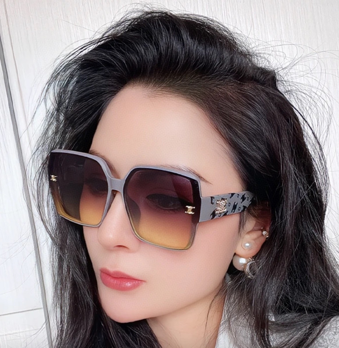 🌷🌷瑟琳
新款到货🆕🆕TR材制作而成酷酷高品质  2⃣️色潮品强强大框型太阳镜➕简约logo装饰！太阳镜
