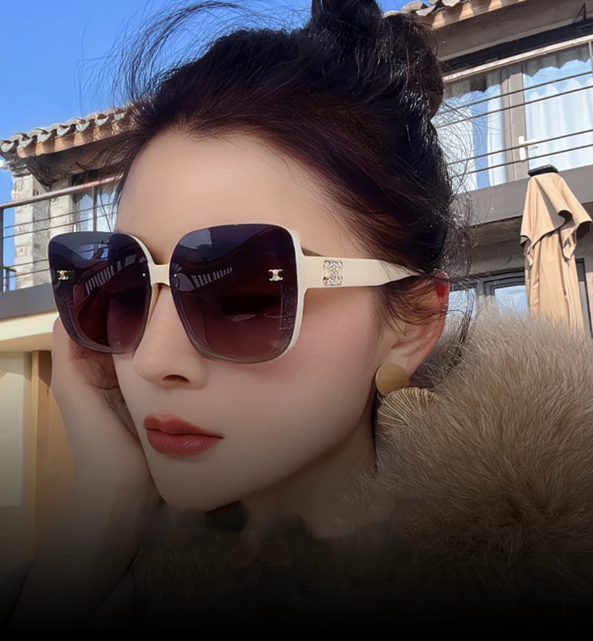  🌷🌷瑟琳
新款到货🆕🆕TR材制作而成酷酷高品质  2️⃣色潮品强强大框型太阳镜➕简约logo装饰！偏光