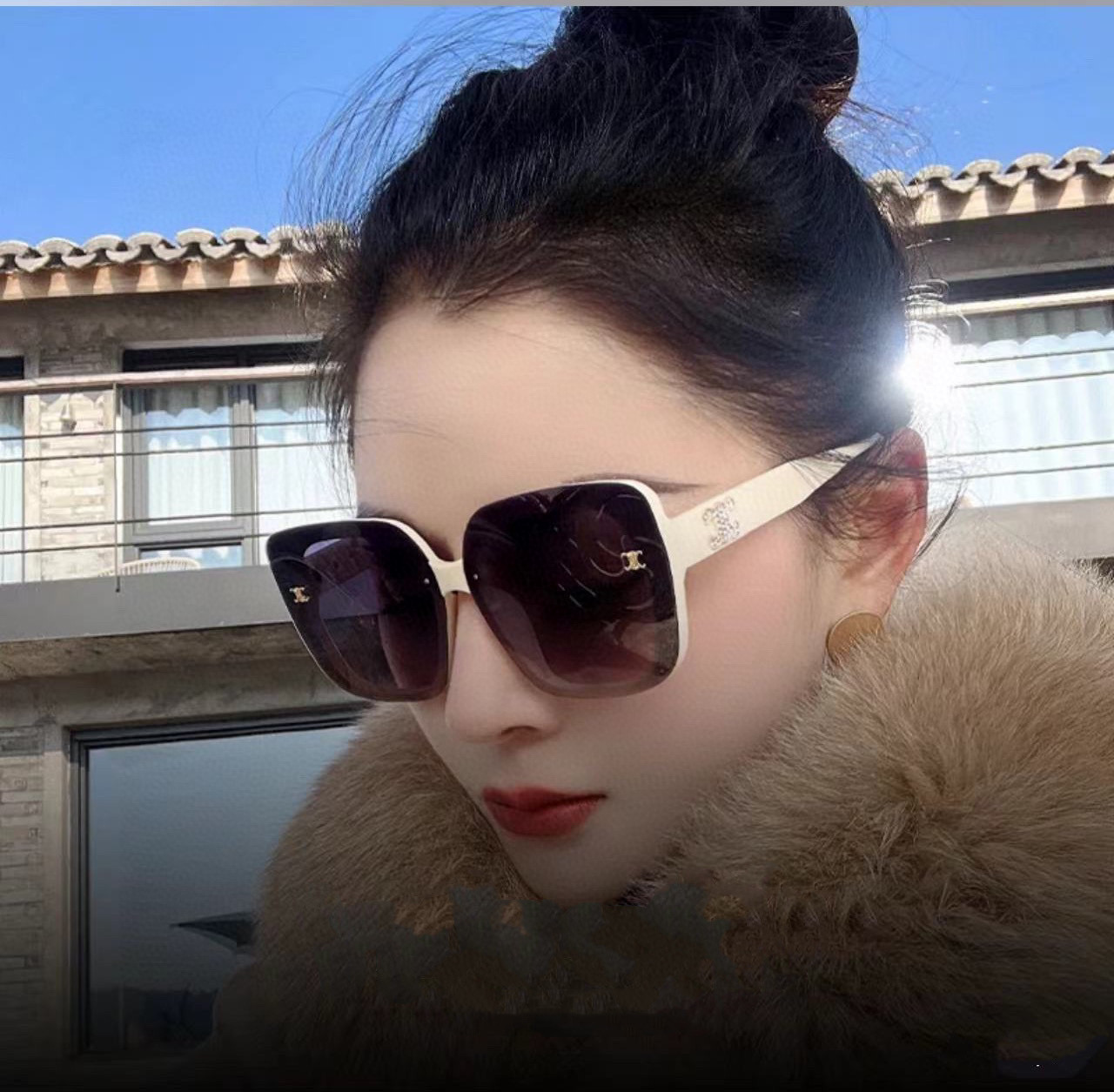  🌷🌷瑟琳
新款到货🆕🆕TR材制作而成酷酷高品质  2️⃣色潮品强强大框型太阳镜➕简约logo装饰！偏光