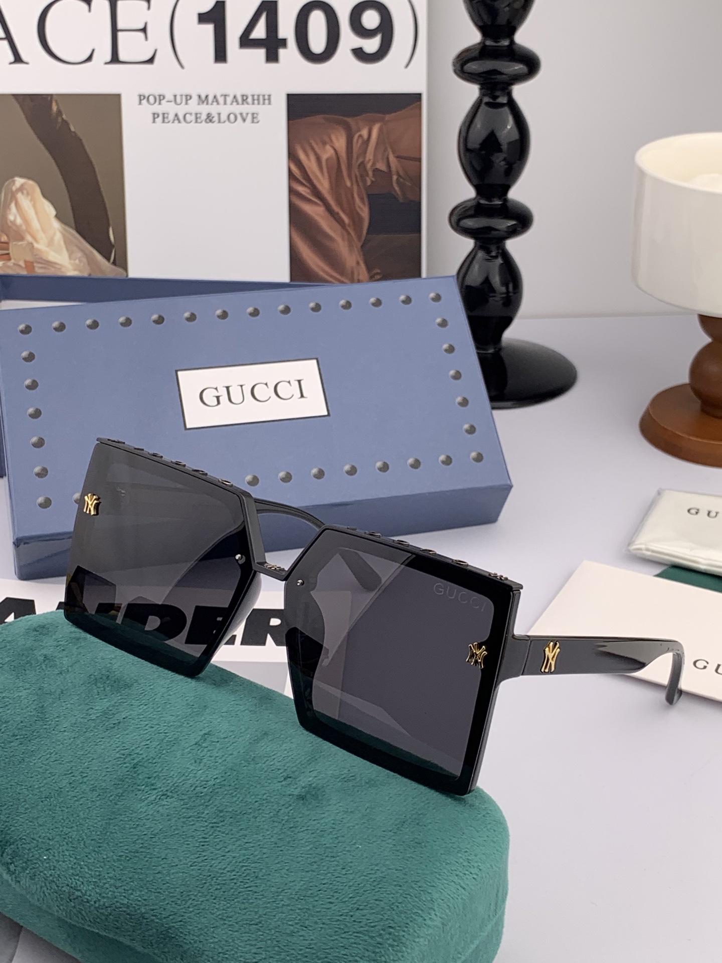  Gucci联名系列限量版经典的方框设计，不挑脸型，无论搭配大衣还是连衣裙都非常显气质 偏光镜片预防紫外