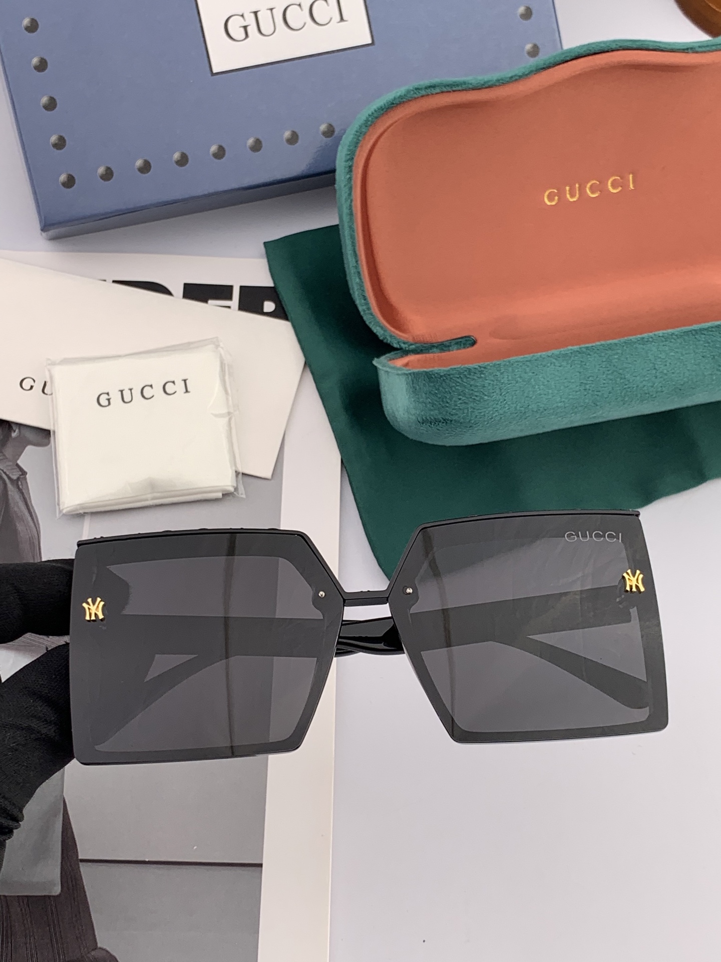  Gucci联名系列限量版经典的方框设计，不挑脸型，无论搭配大衣还是连衣裙都非常显气质 偏光镜片预防紫外