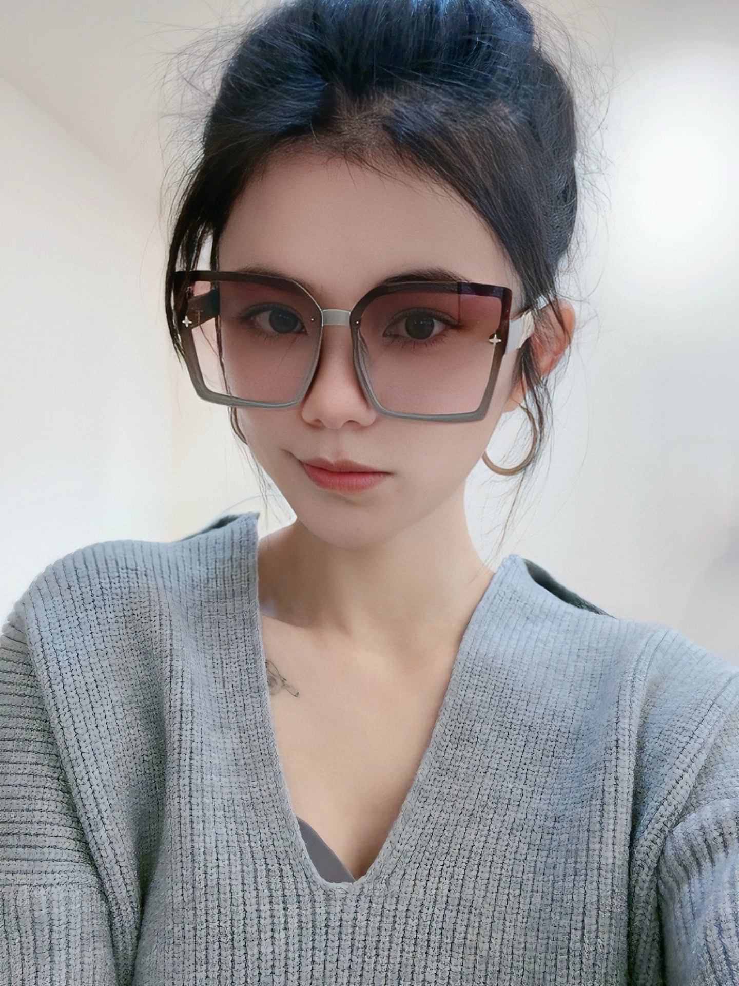   LV 2025新款女士方框太阳眼镜 开车墨镜 新款太阳镜  时尚大方 舒适轻盈 精致奢华 超轻 型号