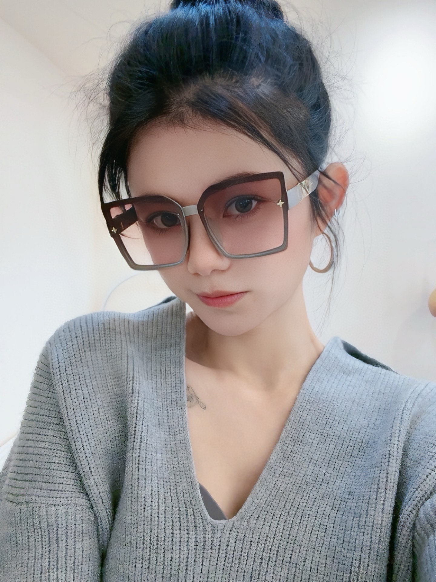   LV 2025新款女士方框太阳眼镜 开车墨镜 新款太阳镜  时尚大方 舒适轻盈 精致奢华 超轻 型号