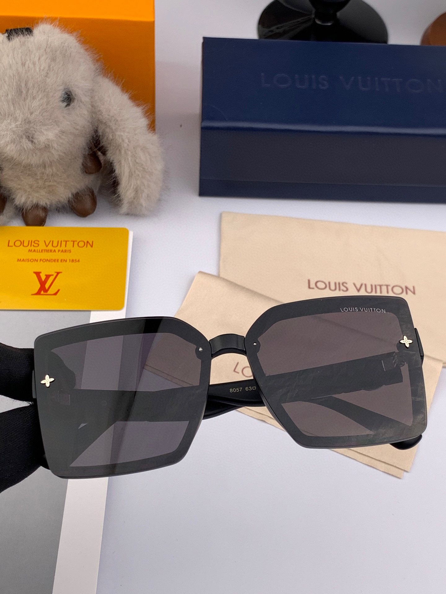   LV 2025新款女士方框太阳眼镜 开车墨镜 新款太阳镜  时尚大方 舒适轻盈 精致奢华 超轻 型号