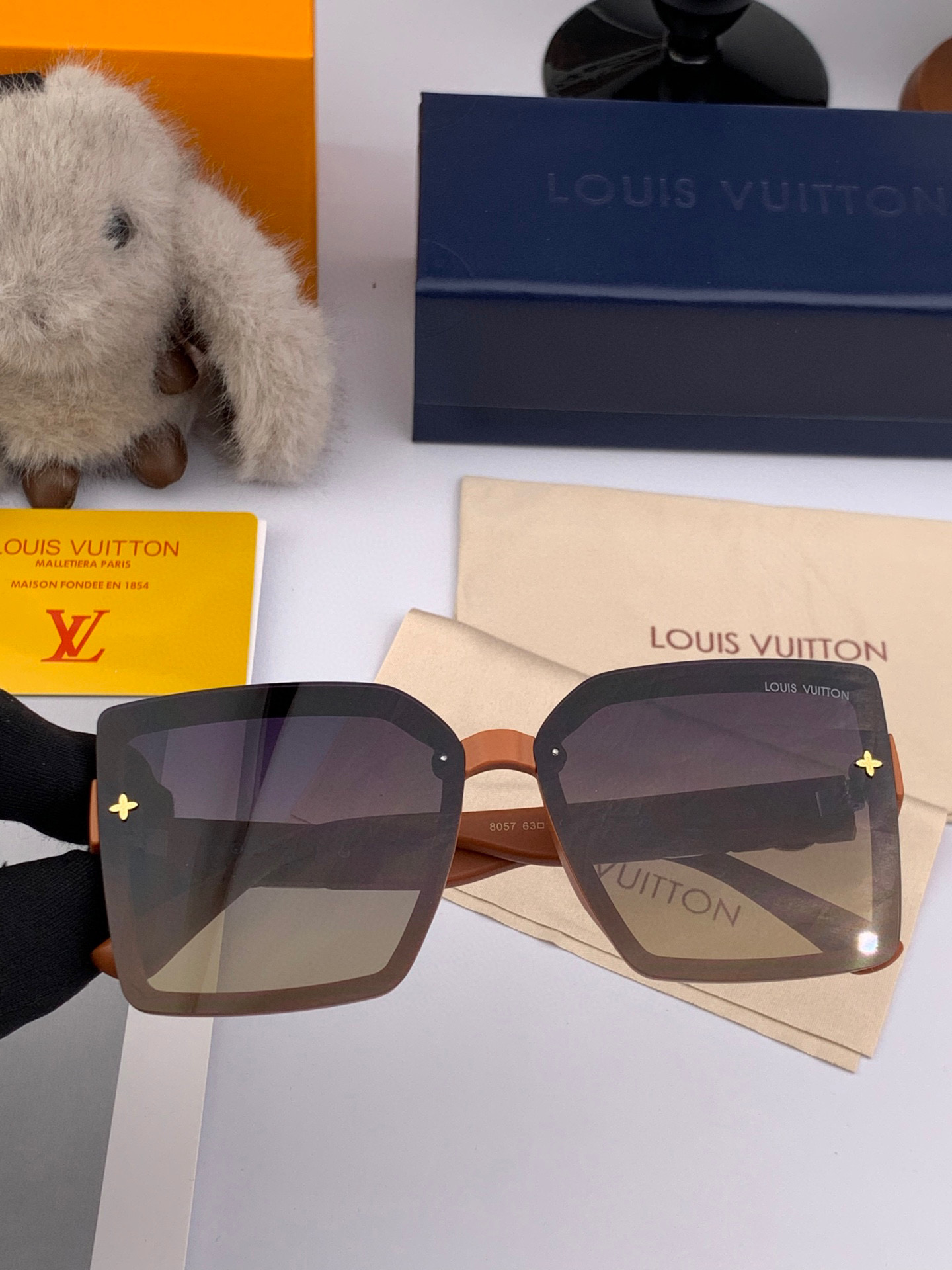   LV 2025新款女士方框太阳眼镜 开车墨镜 新款太阳镜  时尚大方 舒适轻盈 精致奢华 超轻 型号