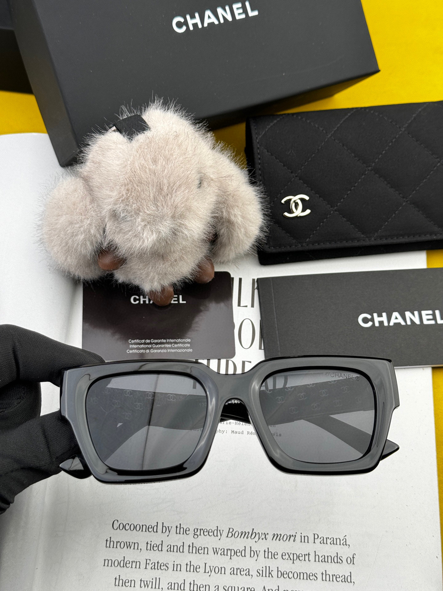    Chanel大框太阳镜墨镜  经典的方框设计，不挑脸型，无论搭配大衣还是连衣裙都非常显气质偏光镜片