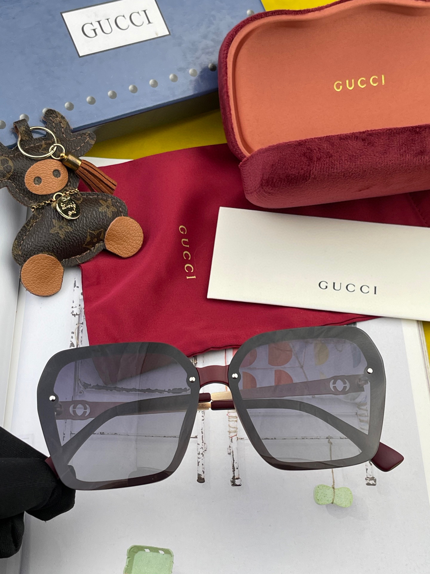  2025新款！新款出货！
女士高清加厚偏光太阳镜🕶️ 🎉💍新款GUCCI偏光太阳镜得意开车驾驶镜时尚墨