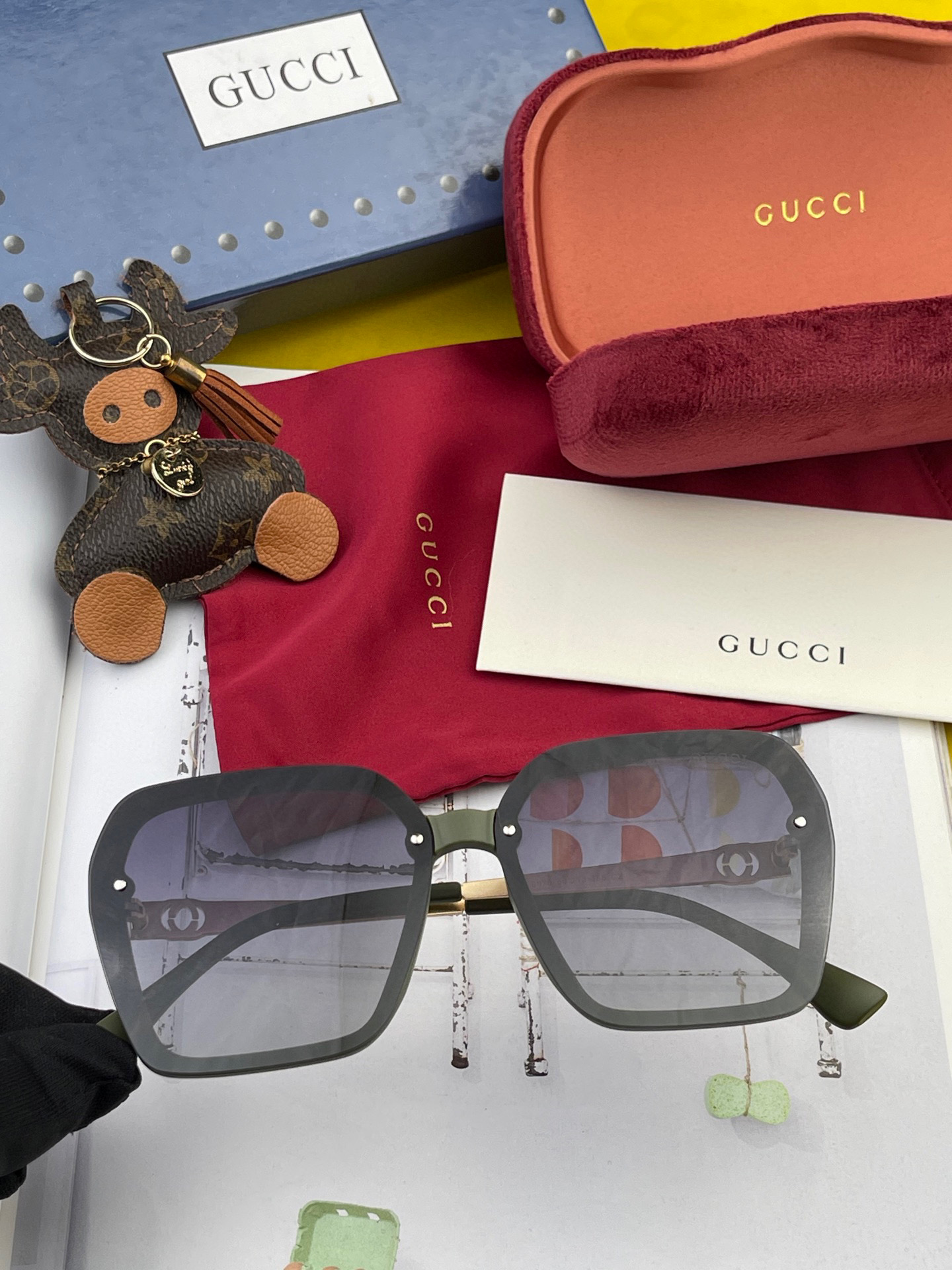  2025新款！新款出货！
女士高清加厚偏光太阳镜🕶️ 🎉💍新款GUCCI偏光太阳镜得意开车驾驶镜时尚墨