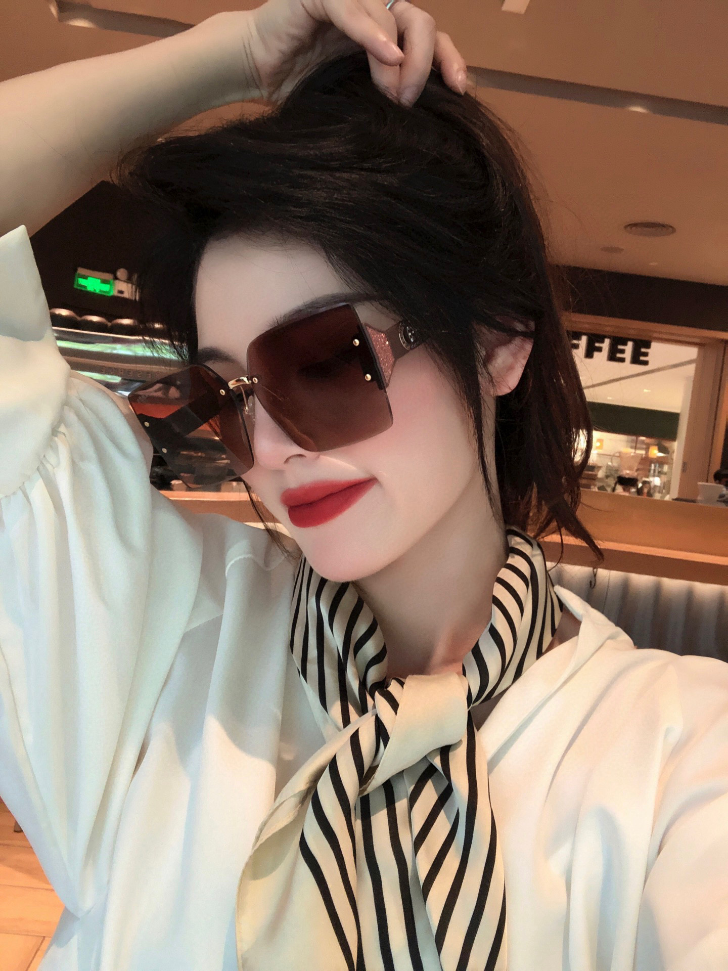  爱马仕   经典的方框设计，不挑脸型，无论搭配大衣还是连衣裙都非常显气质镜片预防紫外线 型号：H999