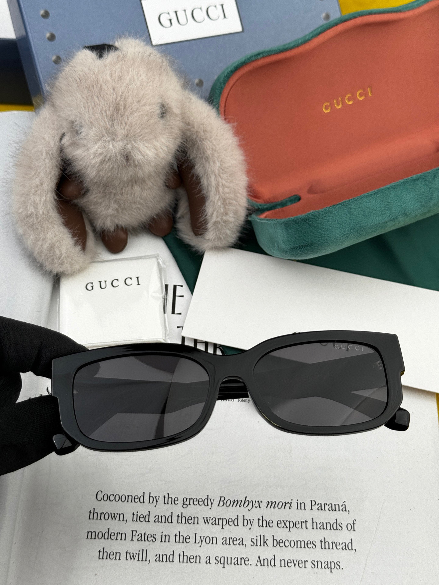  Gucci   经典的小框设计，不挑脸型，无论搭配大衣还是连衣裙都非常显气质尼龙偏光镜片预防紫外线 型