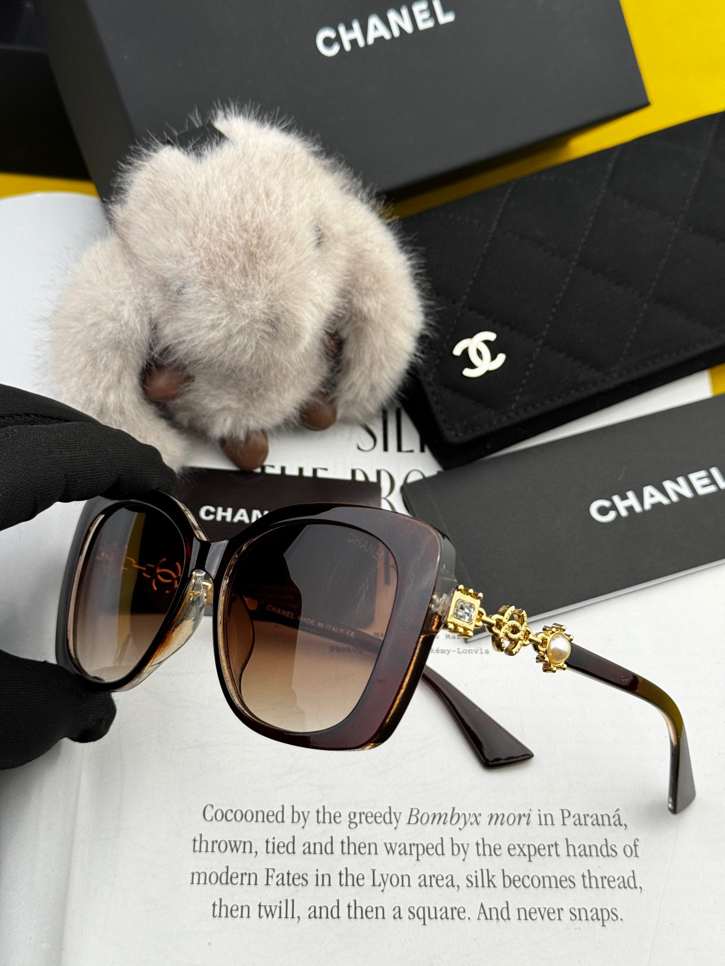   Chanel大框太阳镜墨镜  经典的方框设计，不挑脸型，无论搭配大衣还是连衣裙都非常显气质太阳镜预