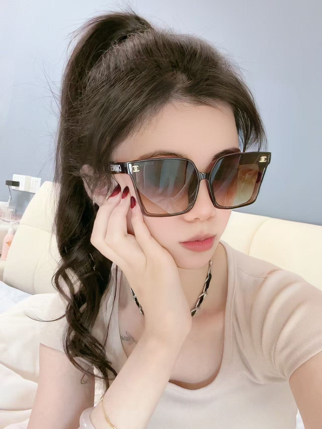    Chanel大框太阳镜墨镜  经典的方框设计，不挑脸型，无论搭配大衣还是连衣裙都非常显气质太阳镜预