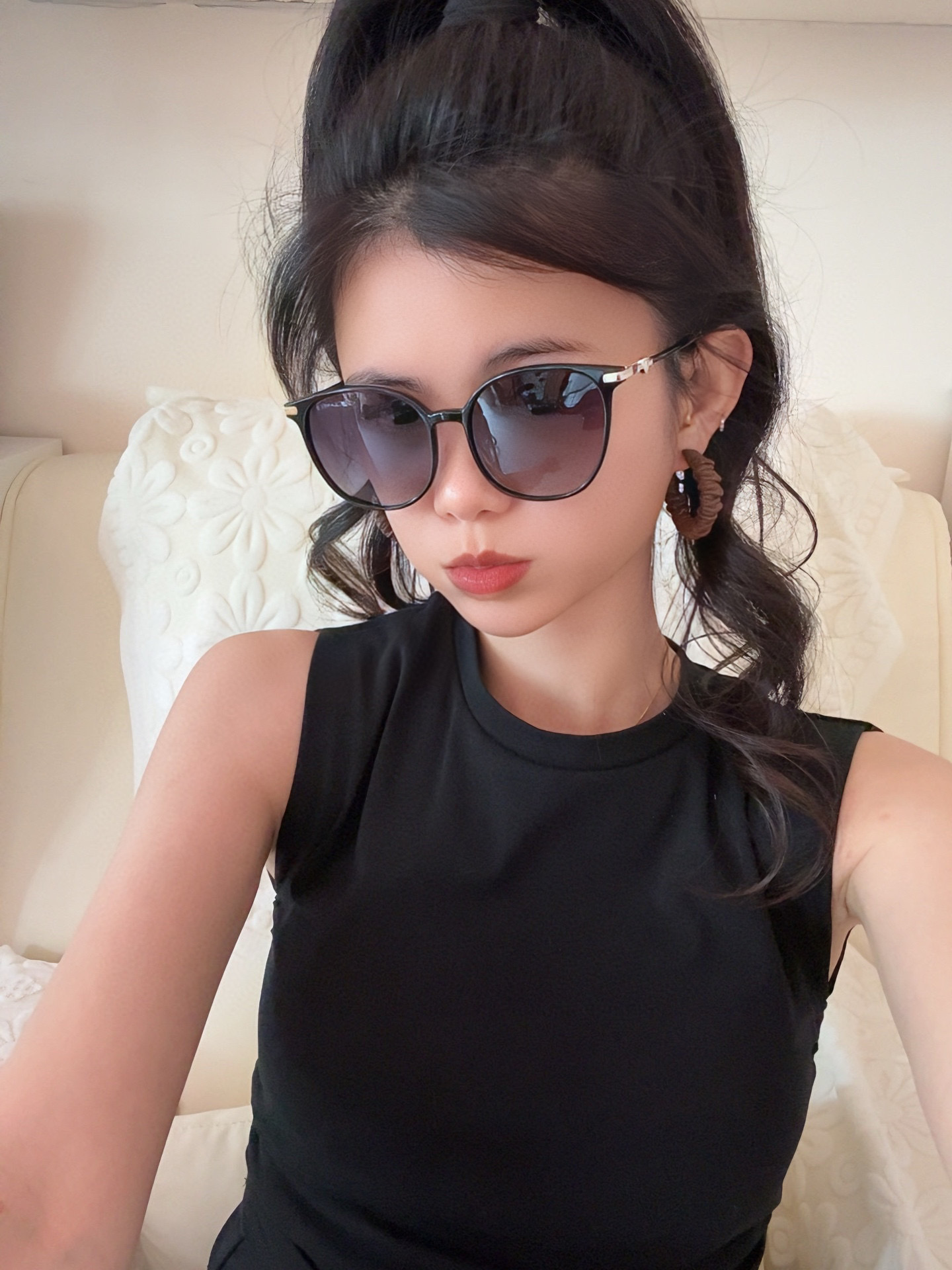  新品CHANEL 香奈儿太阳镜以独特魅力和前卫风格诠释春夏最新眼镜，以方框设计两边经典小香珍珠做点缀，