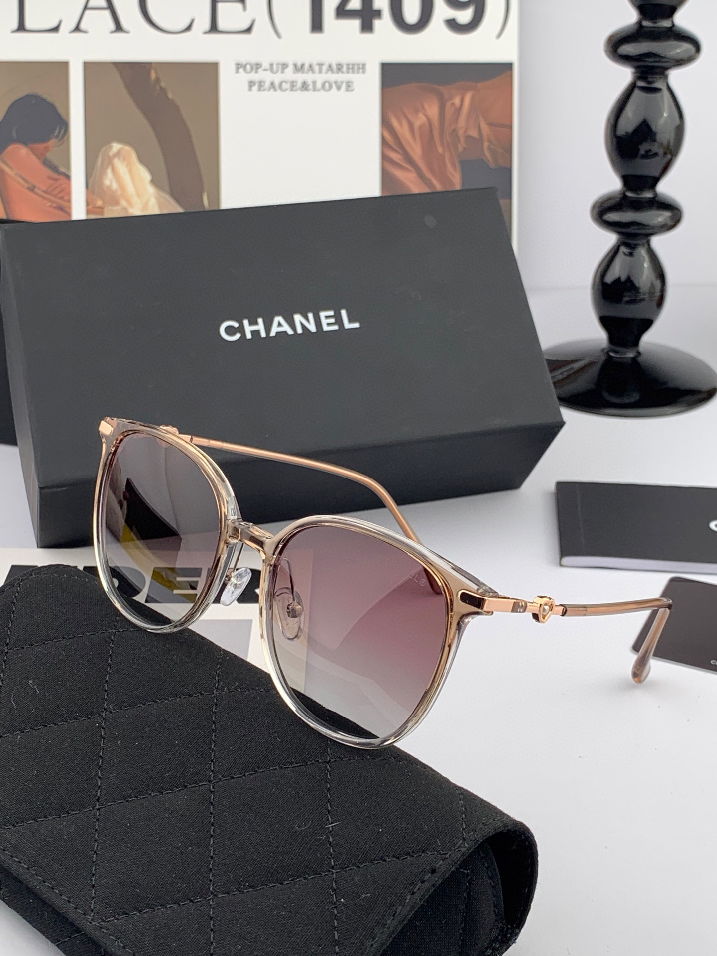  新品CHANEL 香奈儿太阳镜以独特魅力和前卫风格诠释春夏最新眼镜，以方框设计两边经典小香珍珠做点缀，