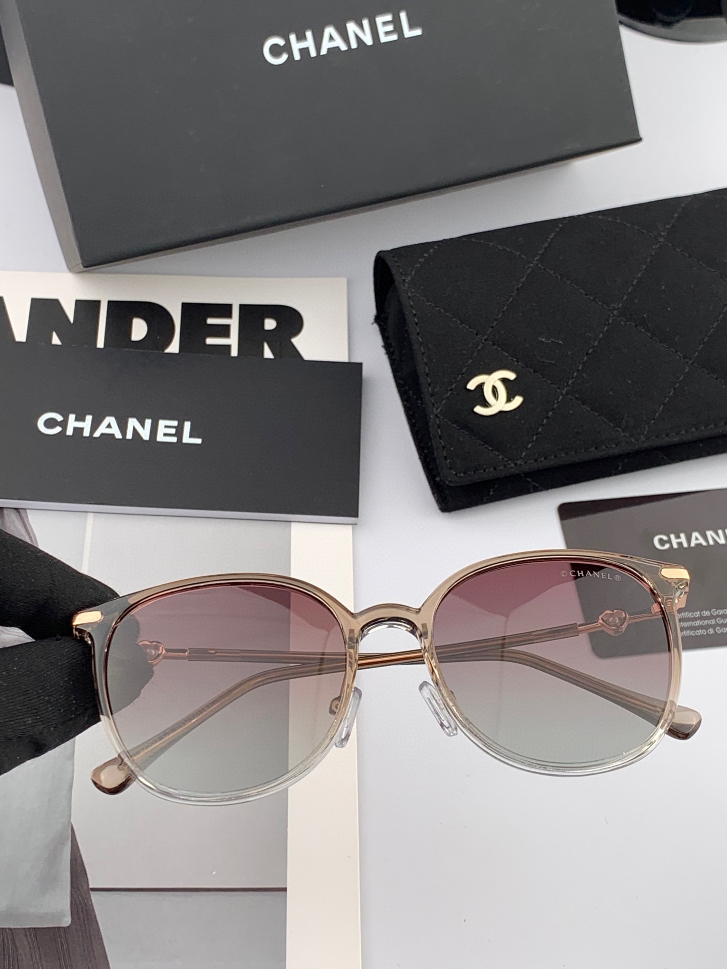 新品CHANEL 香奈儿太阳镜以独特魅力和前卫风格诠释春夏最新眼镜，以方框设计两边经典小香珍珠做点缀，