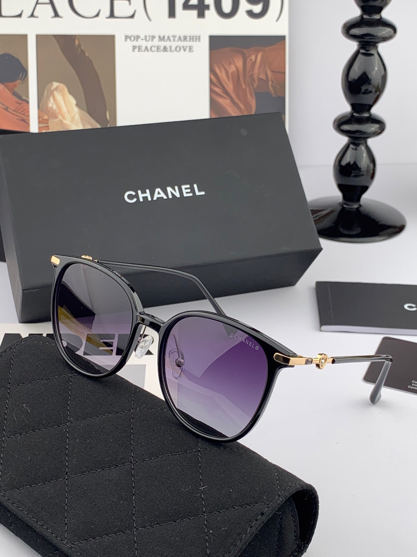  新品CHANEL 香奈儿太阳镜以独特魅力和前卫风格诠释春夏最新眼镜，以方框设计两边经典小香珍珠做点缀，