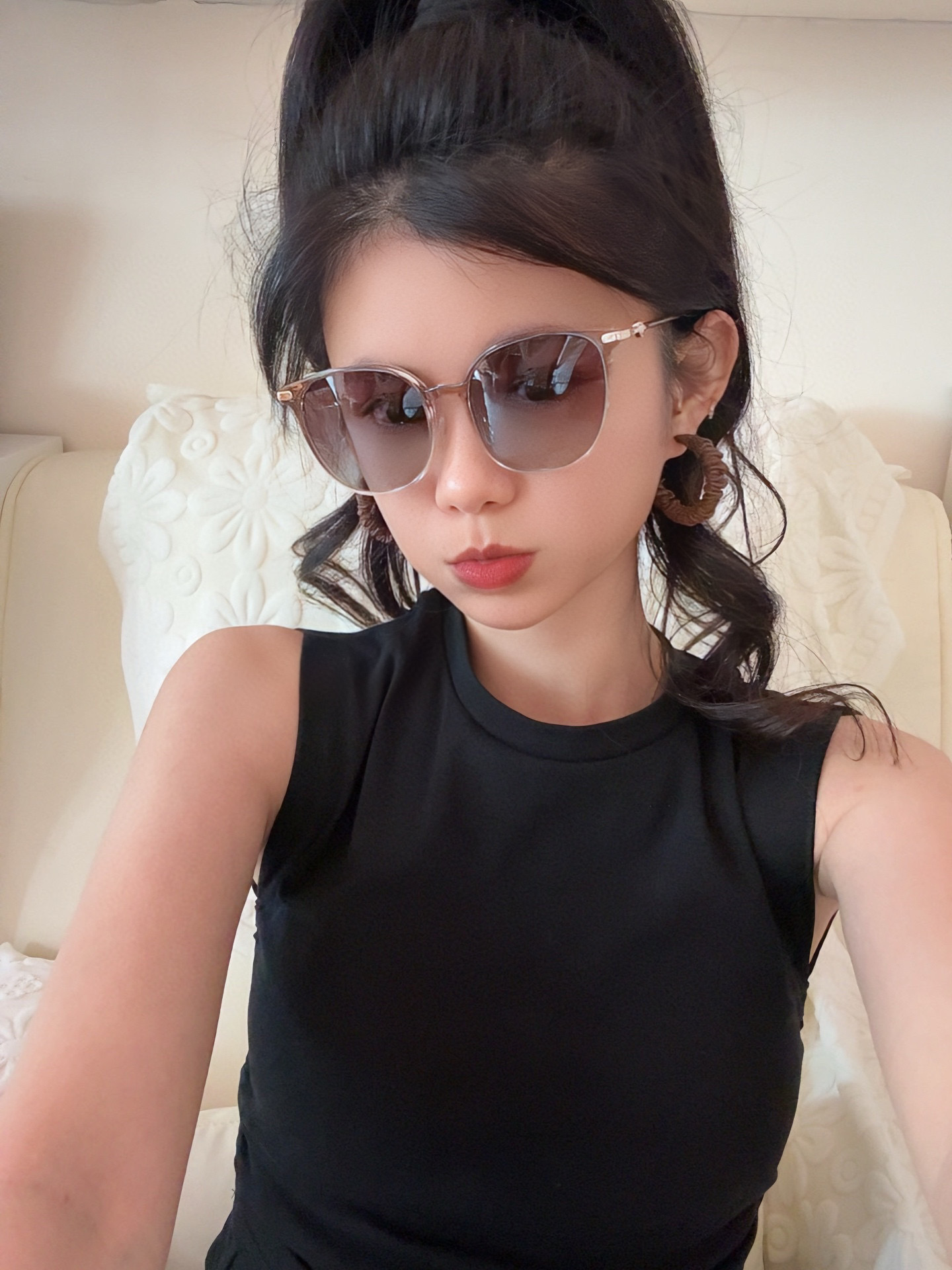  新品CHANEL 香奈儿太阳镜以独特魅力和前卫风格诠释春夏最新眼镜，以方框设计两边经典小香珍珠做点缀，