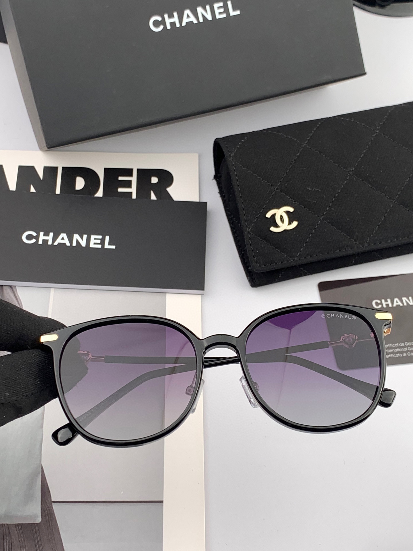  新品CHANEL 香奈儿太阳镜以独特魅力和前卫风格诠释春夏最新眼镜，以方框设计两边经典小香珍珠做点缀，