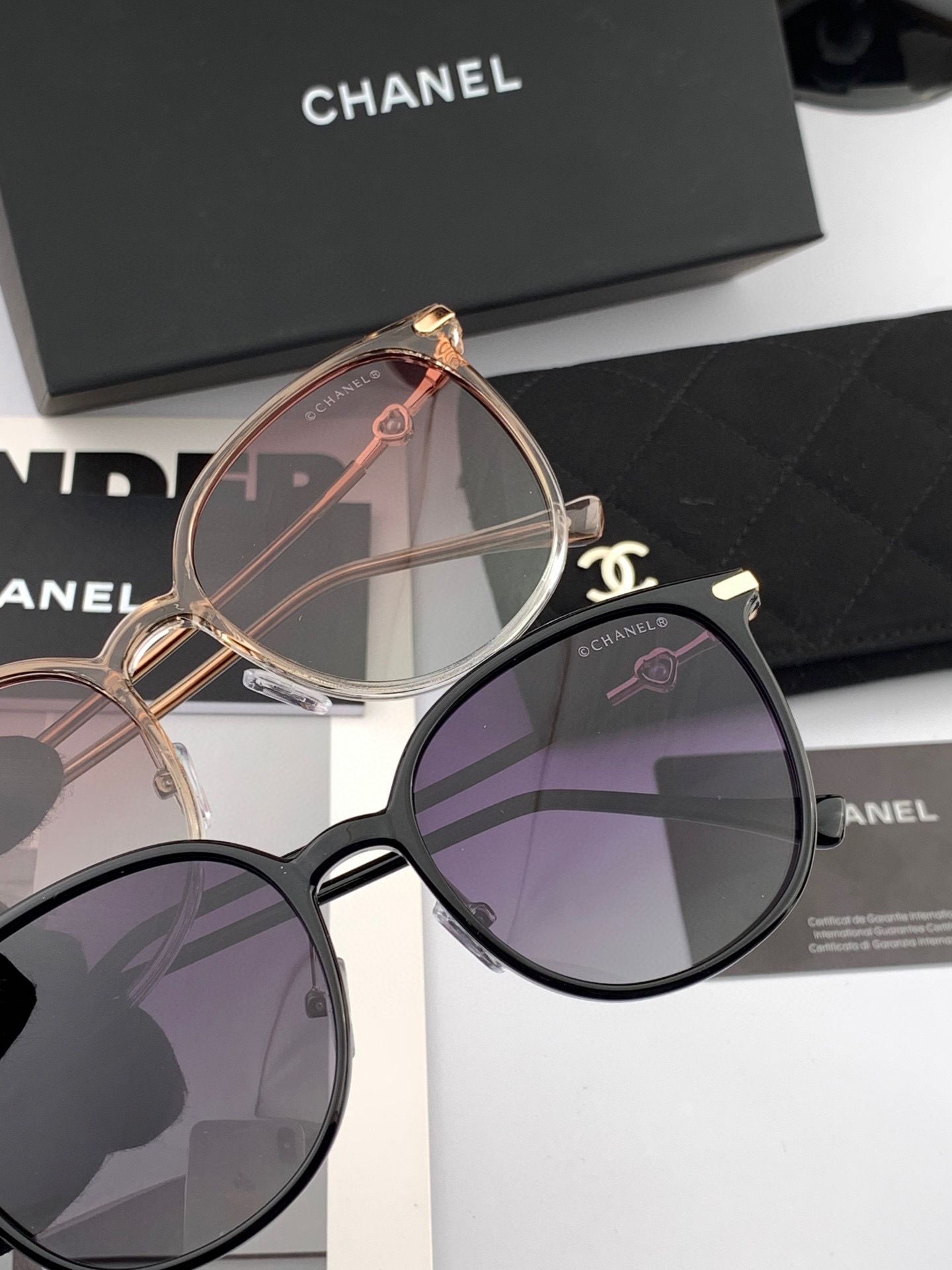  新品CHANEL 香奈儿太阳镜以独特魅力和前卫风格诠释春夏最新眼镜，以方框设计两边经典小香珍珠做点缀，