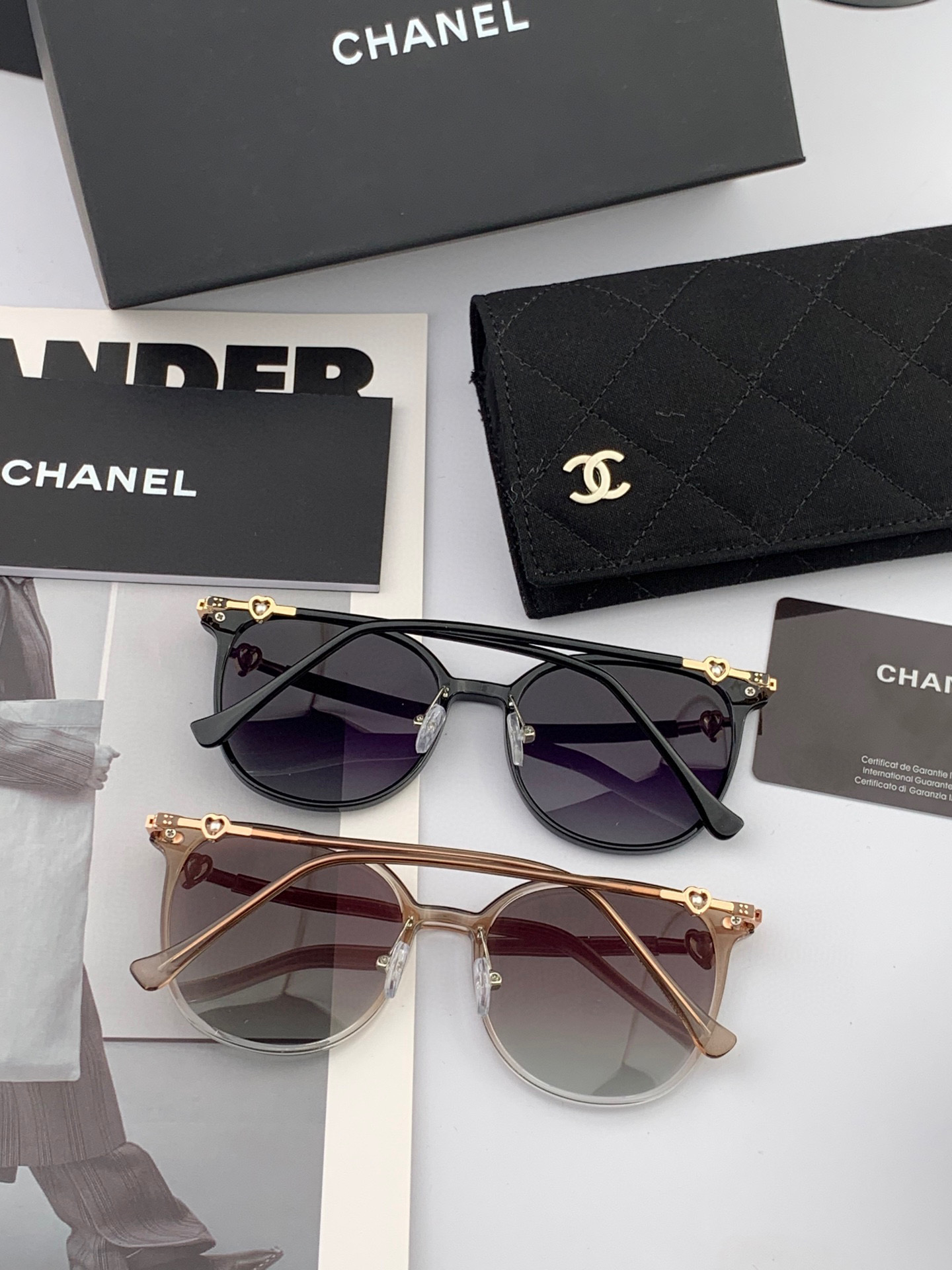  新品CHANEL 香奈儿太阳镜以独特魅力和前卫风格诠释春夏最新眼镜，以方框设计两边经典小香珍珠做点缀，