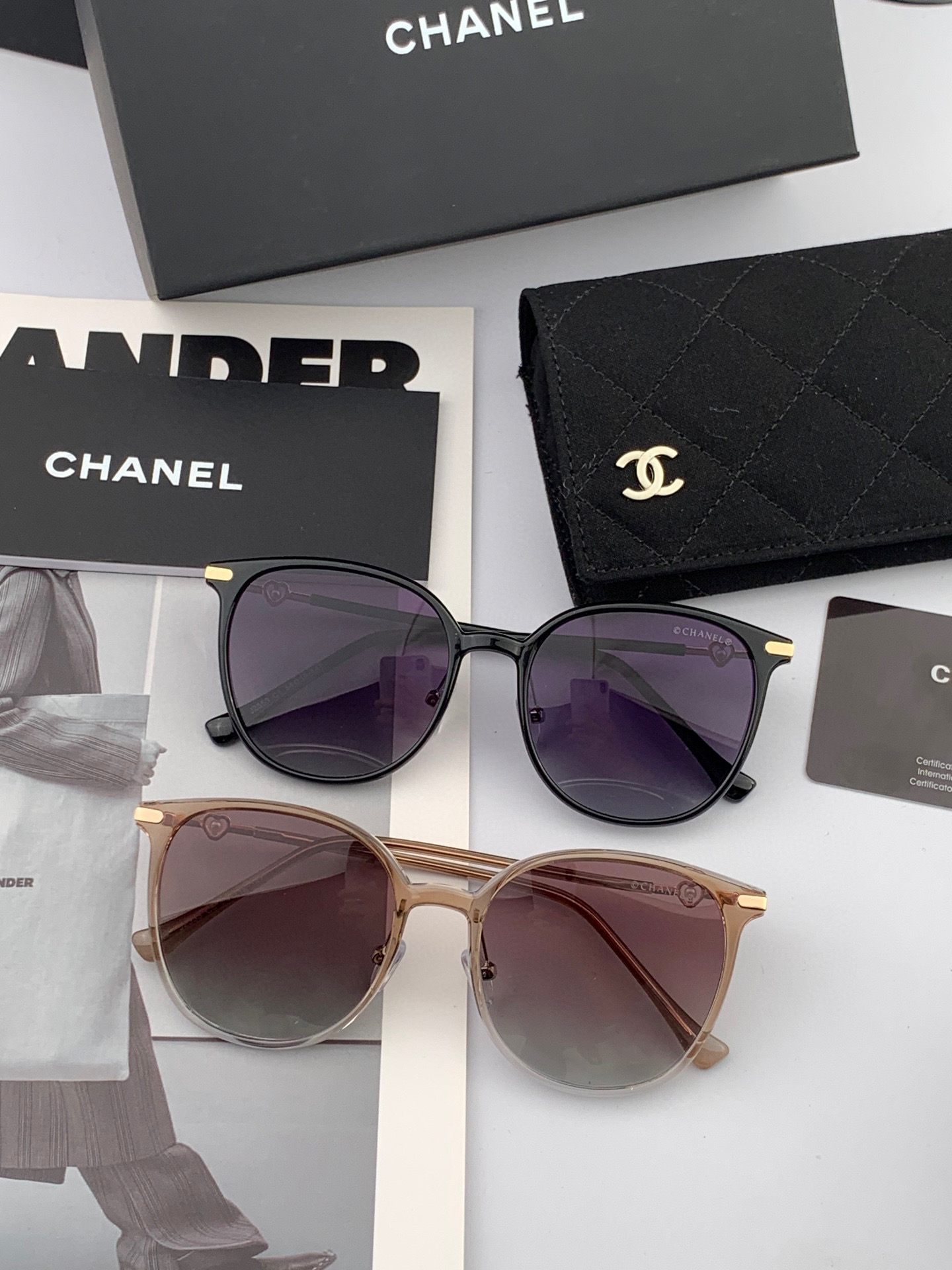  新品CHANEL 香奈儿太阳镜以独特魅力和前卫风格诠释春夏最新眼镜，以方框设计两边经典小香珍珠做点缀，