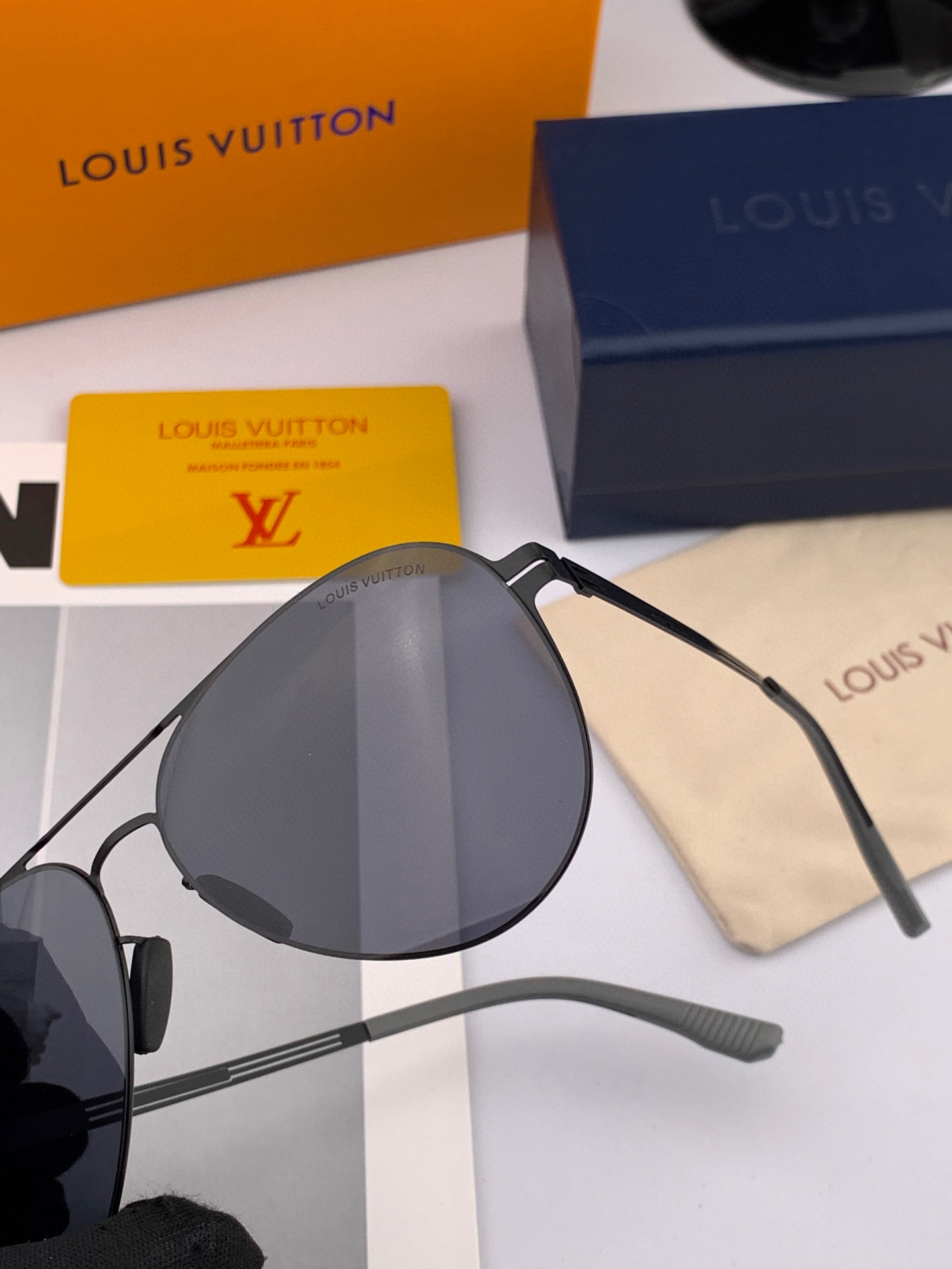 ♦️LV 2025新款男女情侣款太阳镜多边形墨镜iP电镀永不褪色 超轻超有弹性整幅眼镜无螺丝重要的是压不