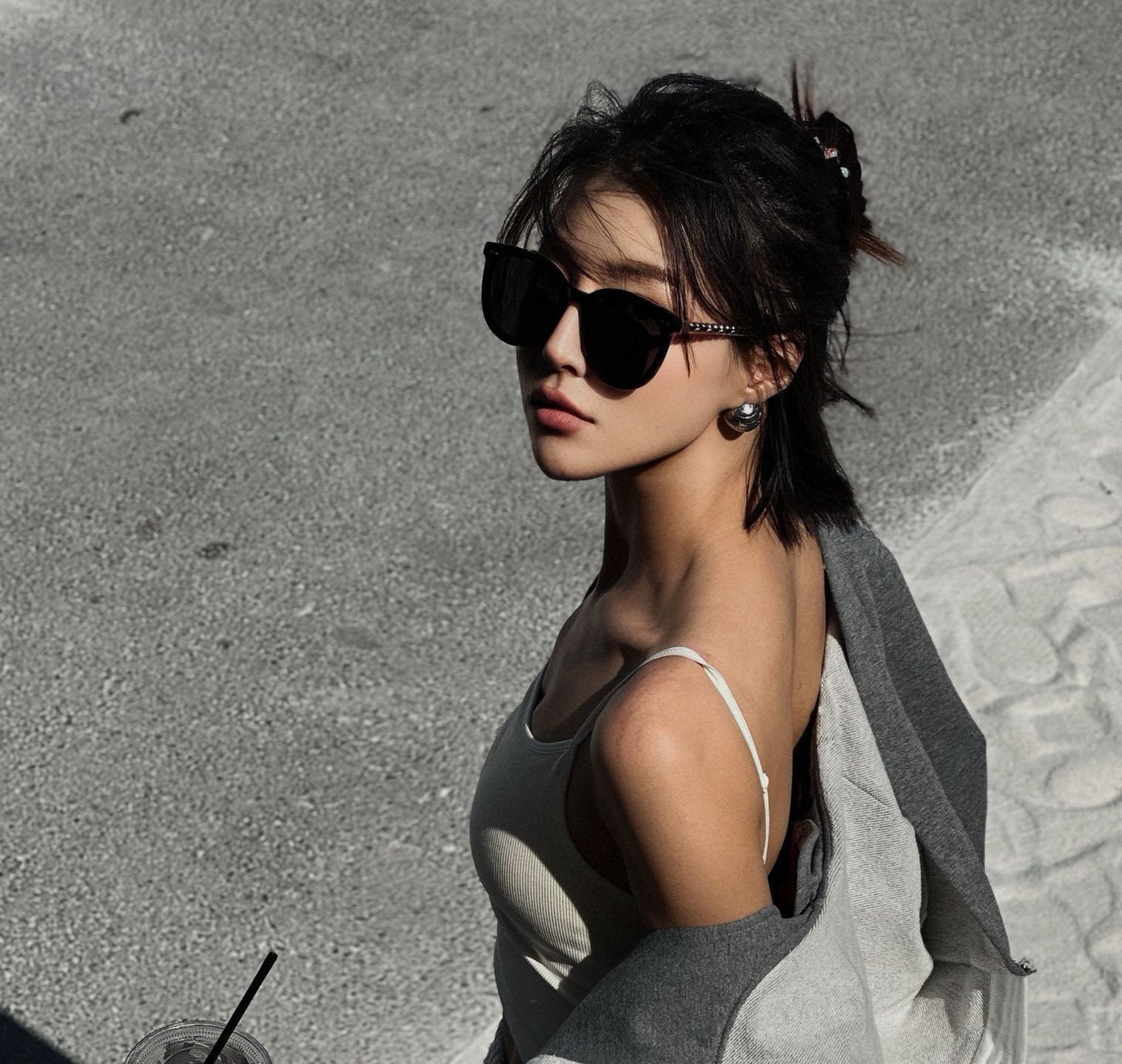  香奈儿2025 开春新款大框太阳镜男女同款 😎 
爆款大框尼龙太阳镜 超逼格超酷 
镜腿品牌设计感强 